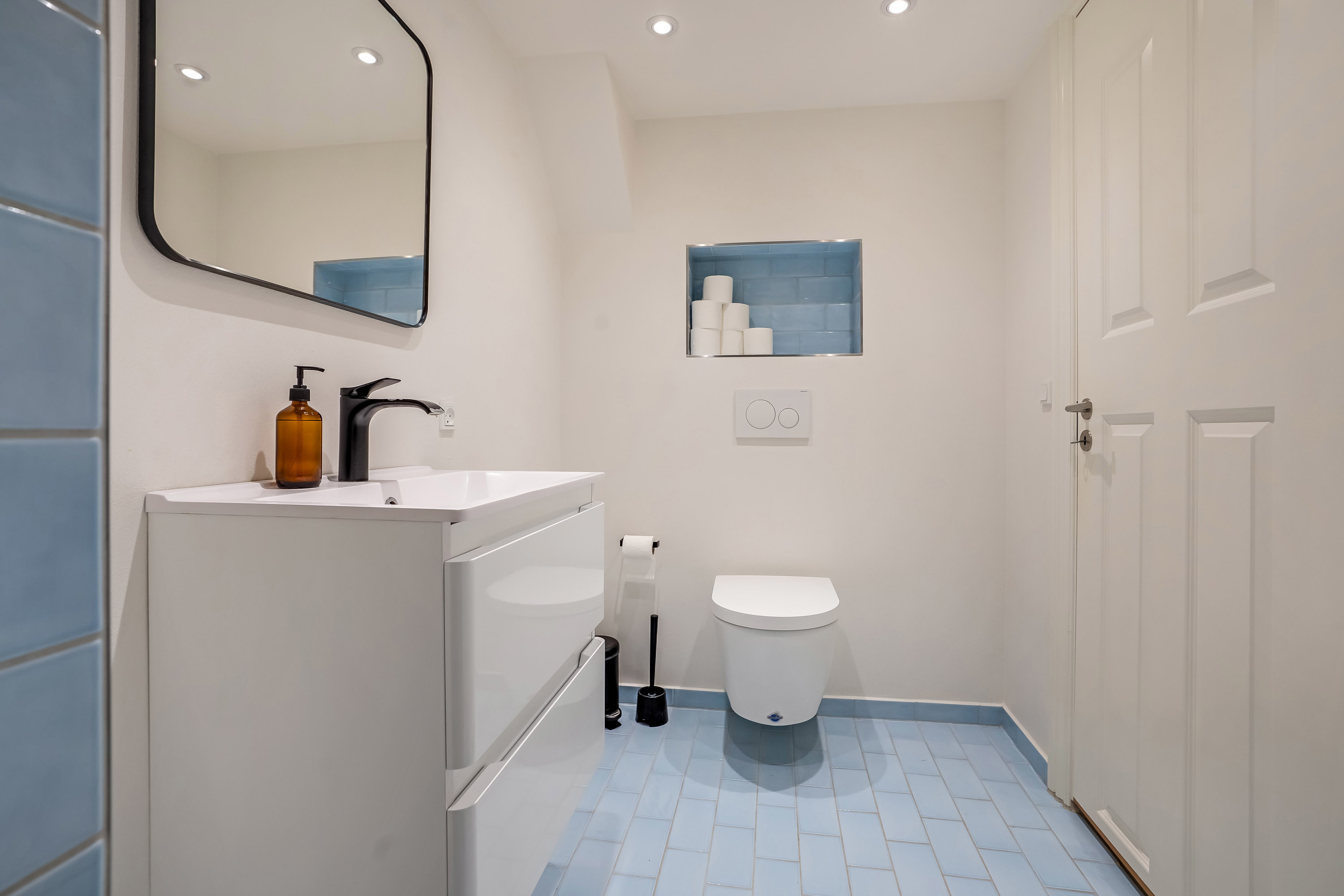 Fremhævet toilet billede i fuldskærmstilstand. Billede af Finsens Allé 1, 5230 Odense M