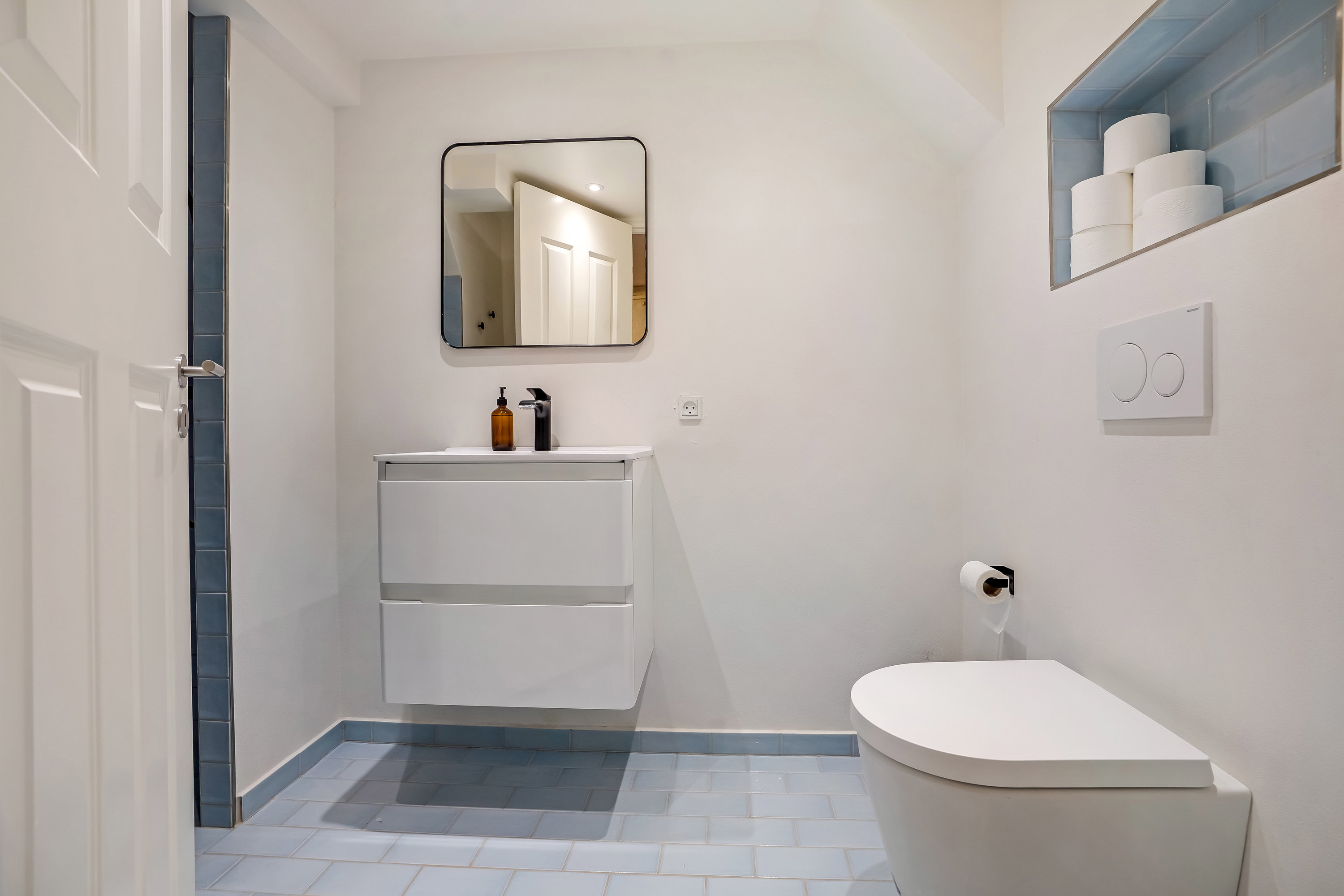 Fremhævet toilet billede i fuldskærmstilstand. Billede af Finsens Allé 1, 5230 Odense M