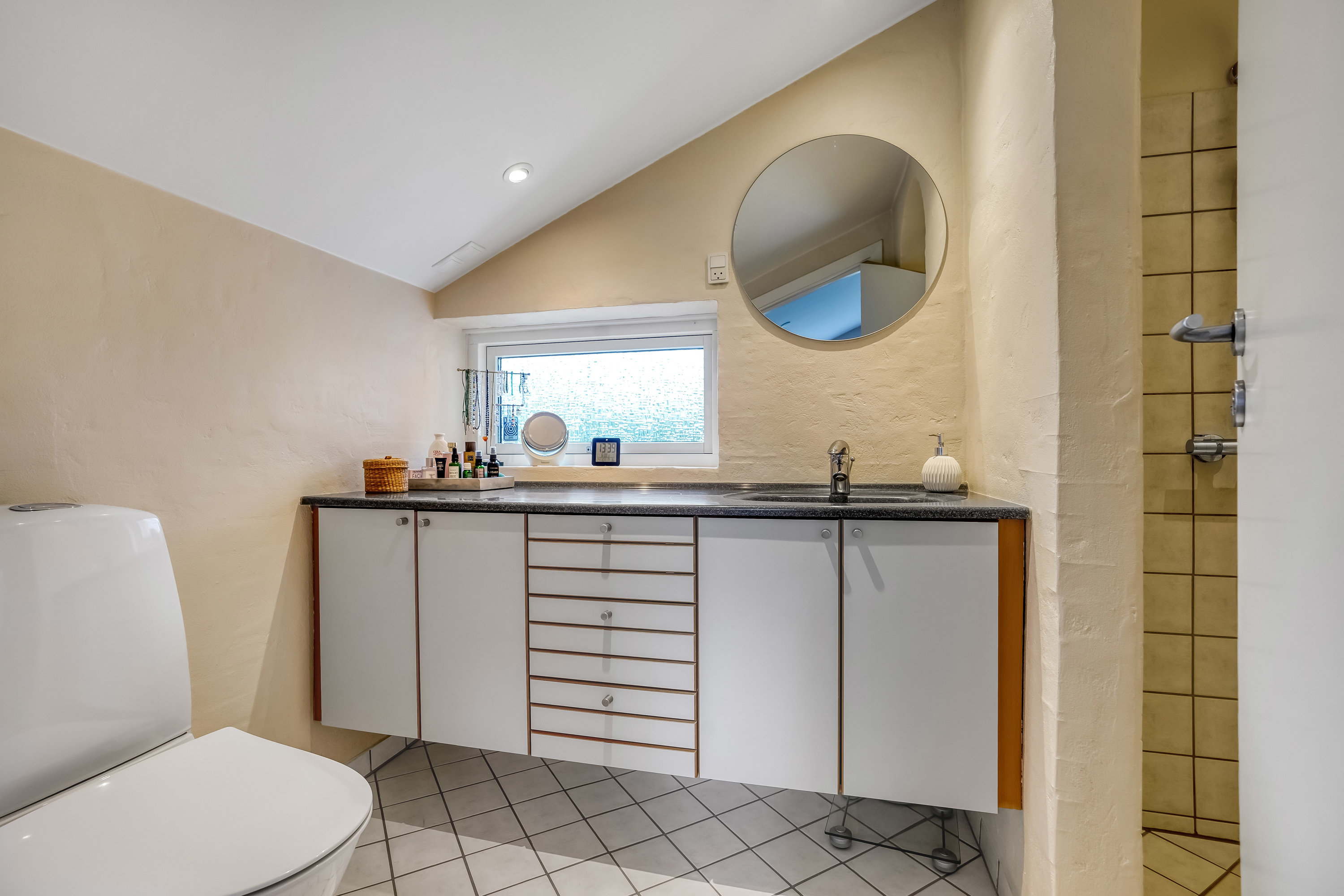 Fremhævet badeværelse billede i fuldskærmstilstand. Billede af Blåbærvej 95, Hjallese, 5260 Odense S