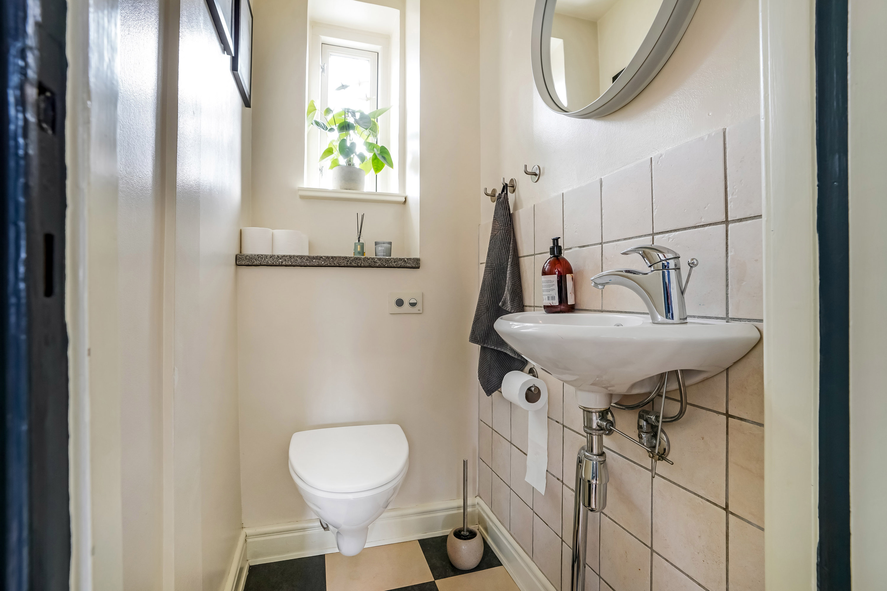 Fremhævet toilet billede i fuldskærmstilstand. Billede af Finsens Allé 1, 5230 Odense M