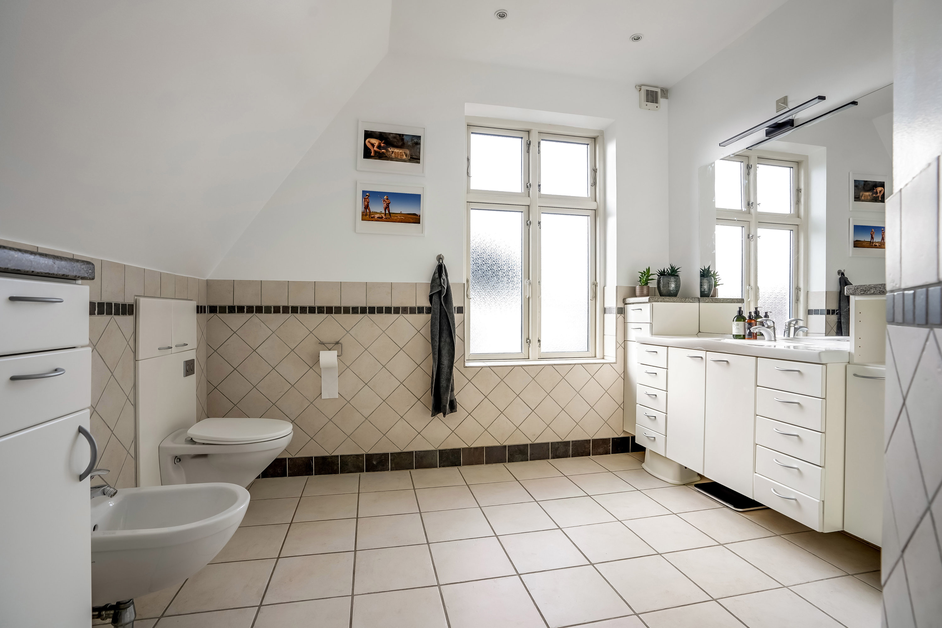 Fremhævet toilet billede i fuldskærmstilstand. Billede af Finsens Allé 1, 5230 Odense M