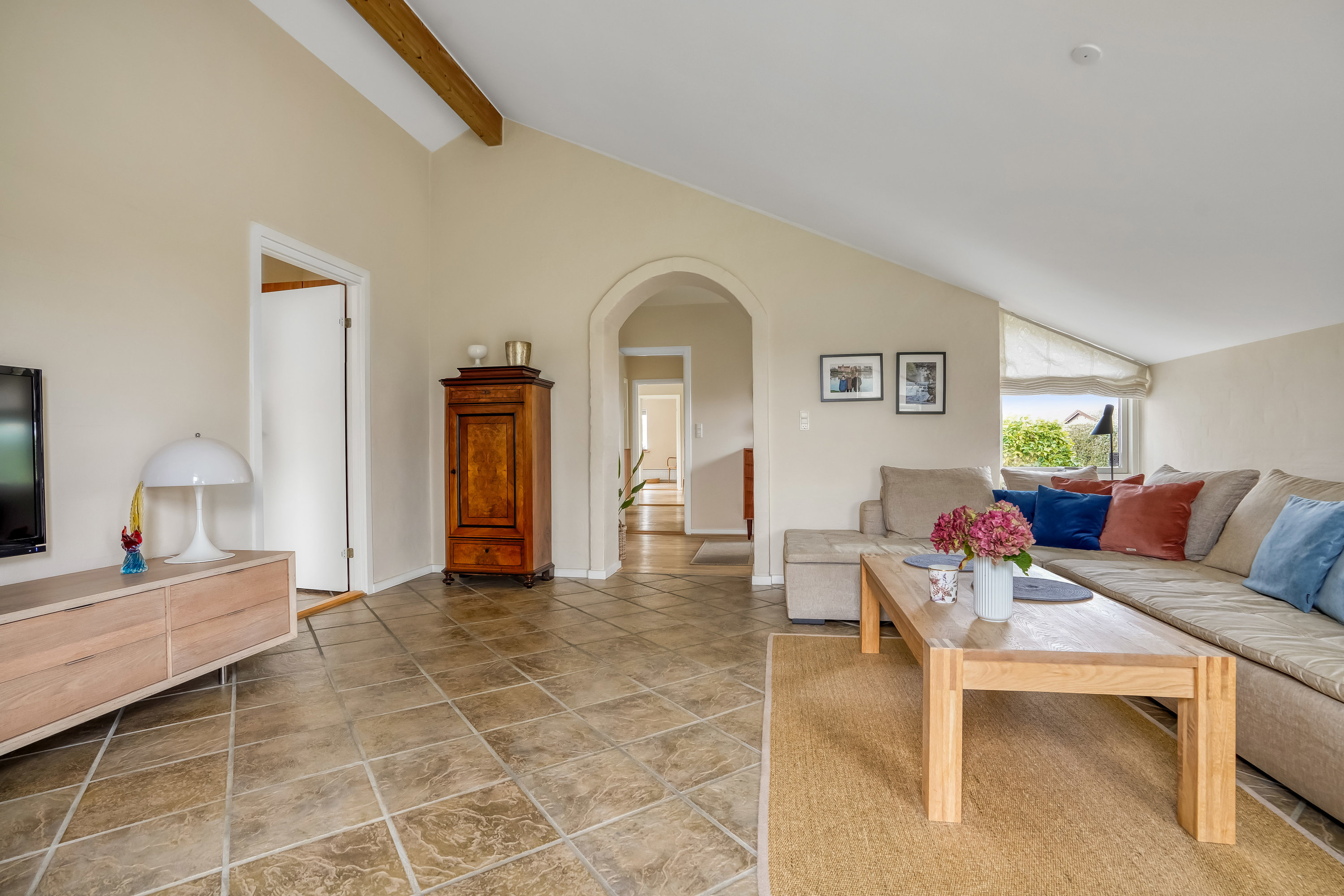 Fremhævet stue billede i fuldskærmstilstand. Billede af Blåbærvej 95, Hjallese, 5260 Odense S