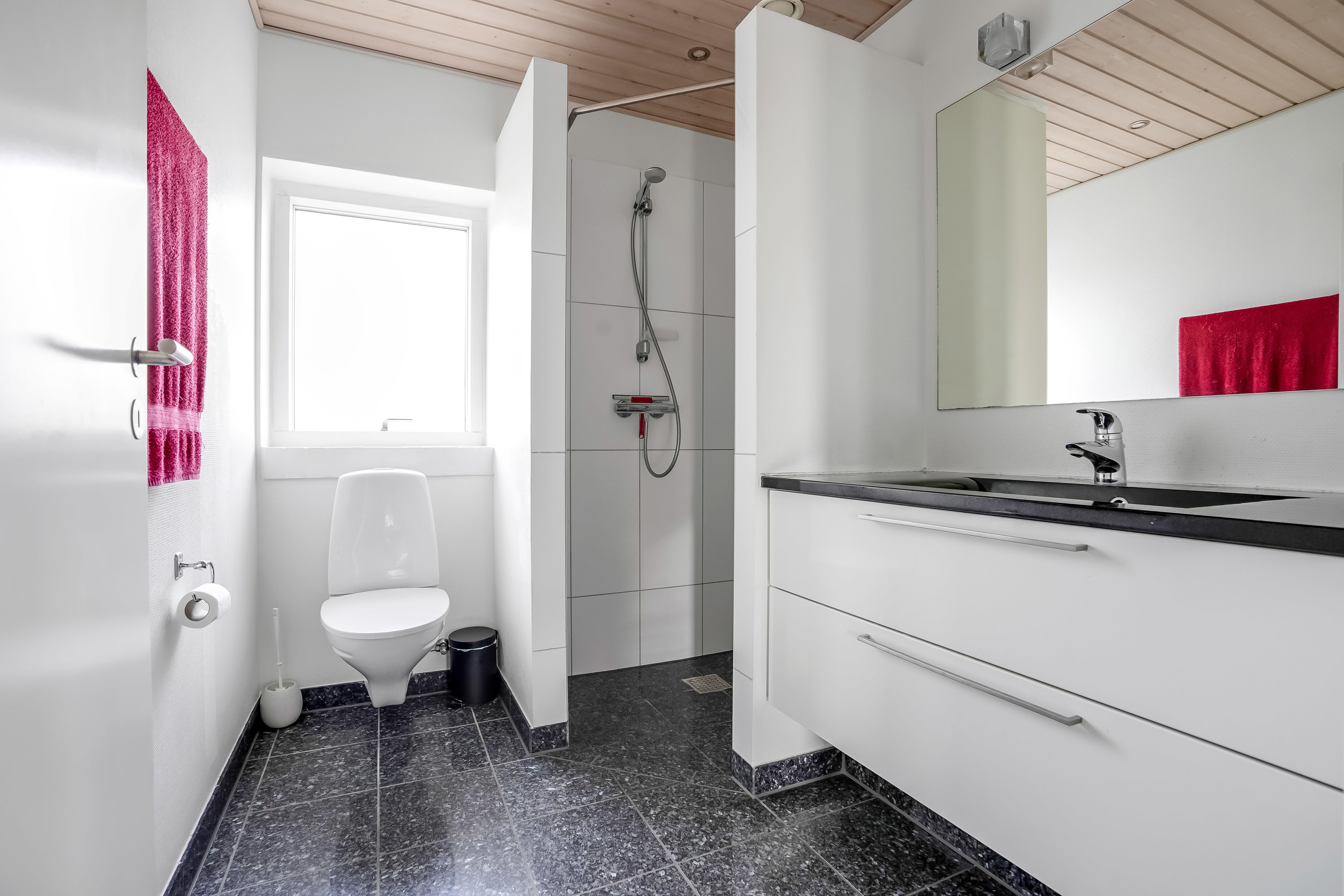 Fremhævet badeværelse billede i fuldskærmstilstand. Billede af Rømøvænget 173, 5500 Middelfart