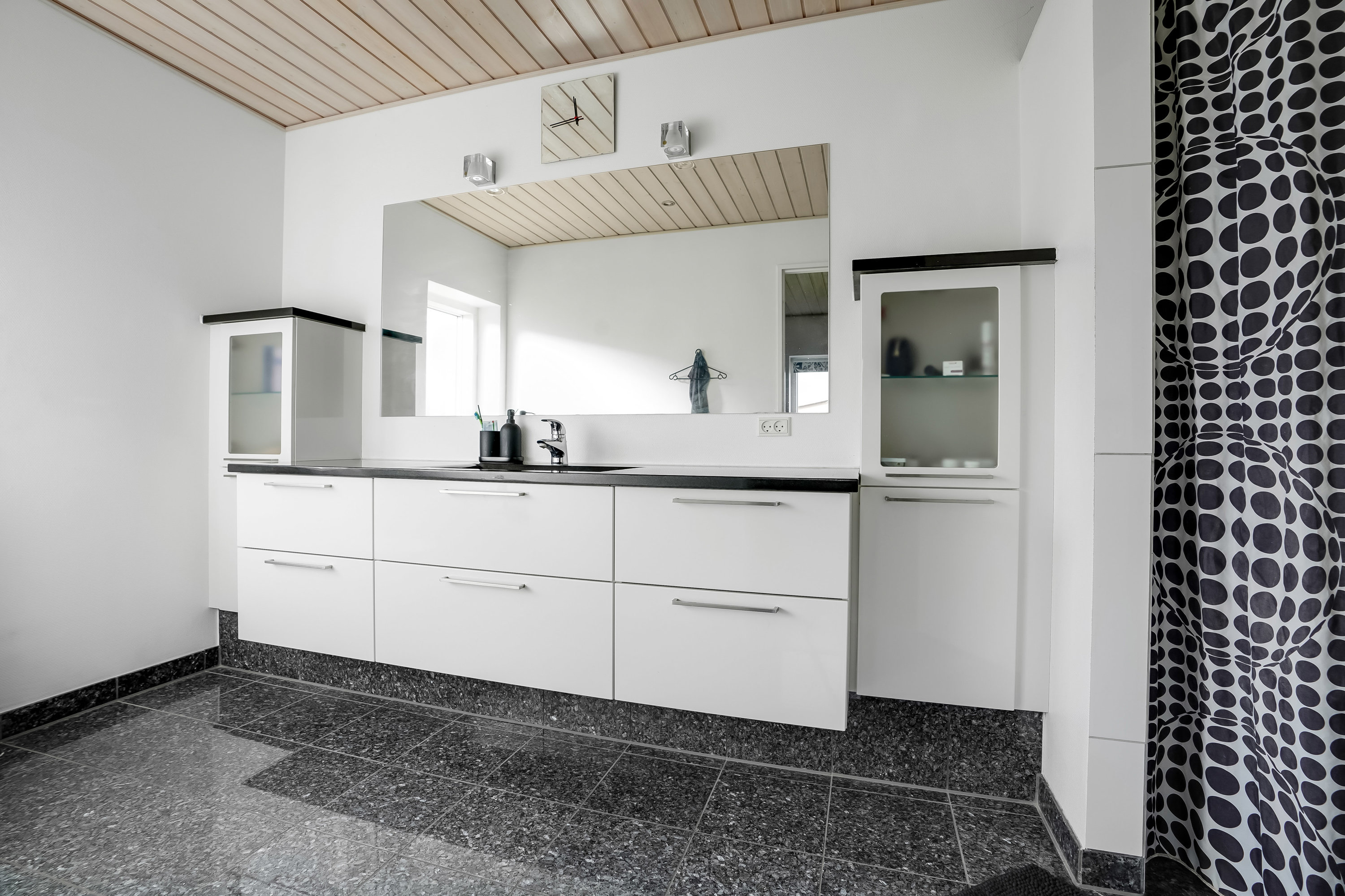 Fremhævet badeværelse billede i fuldskærmstilstand. Billede af Rømøvænget 173, 5500 Middelfart