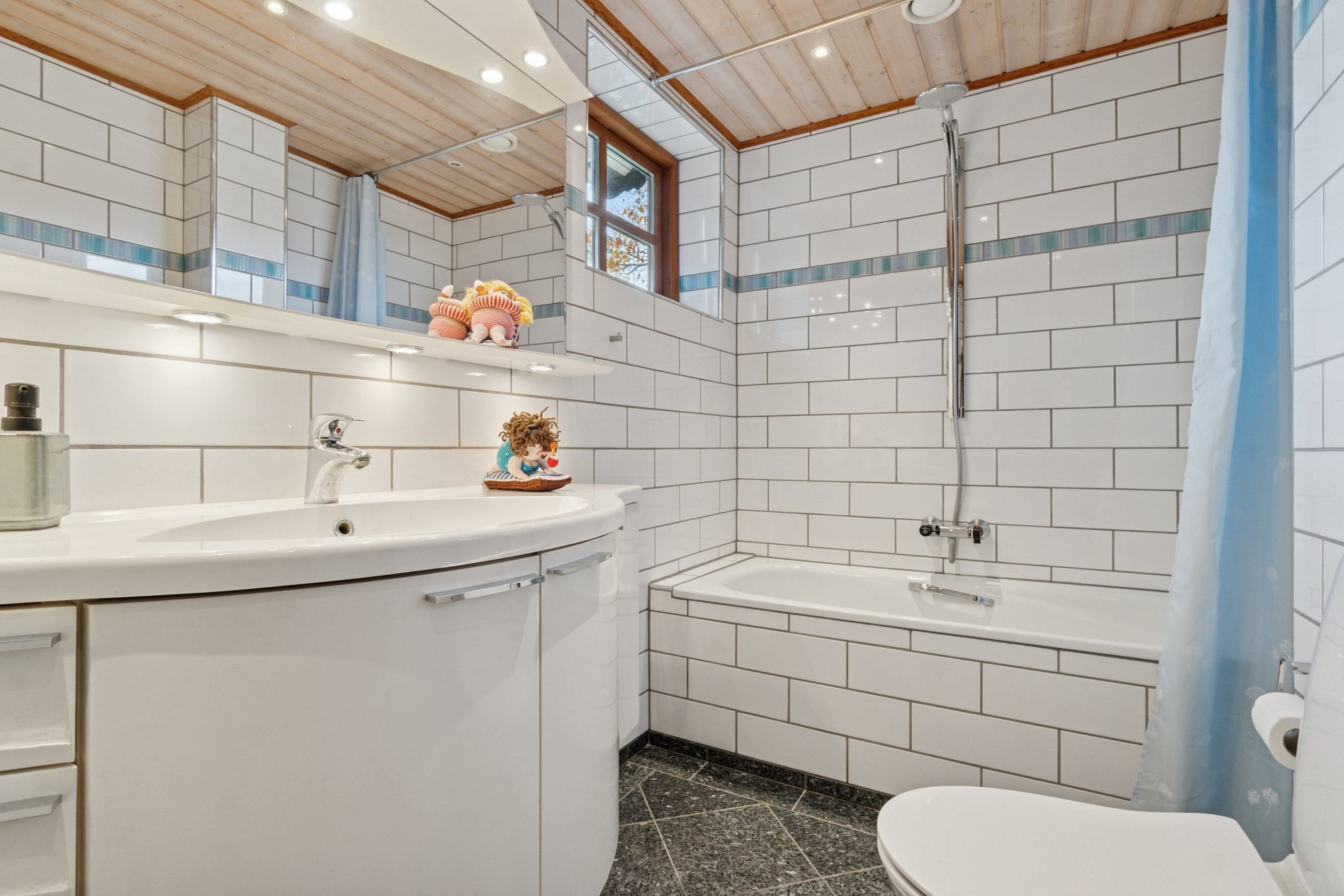 Fremhævet badeværelse billede i fuldskærmstilstand. Billede af Melby Enghavevej 7, Enghaven, 3300 Frederiksværk