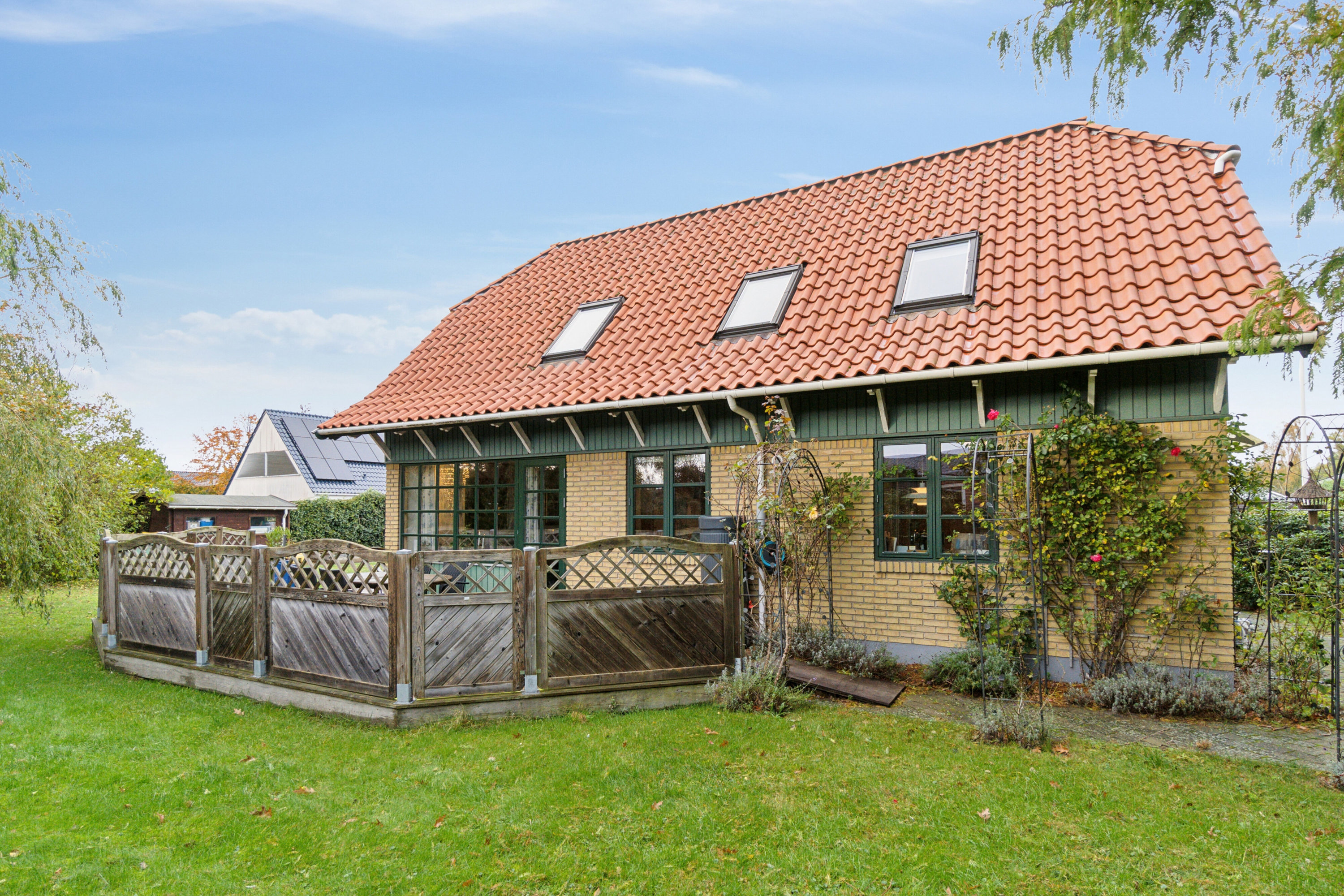 Fremhævet set fra haven billede i fuldskærmstilstand. Billede af Melby Enghavevej 7, Enghaven, 3300 Frederiksværk