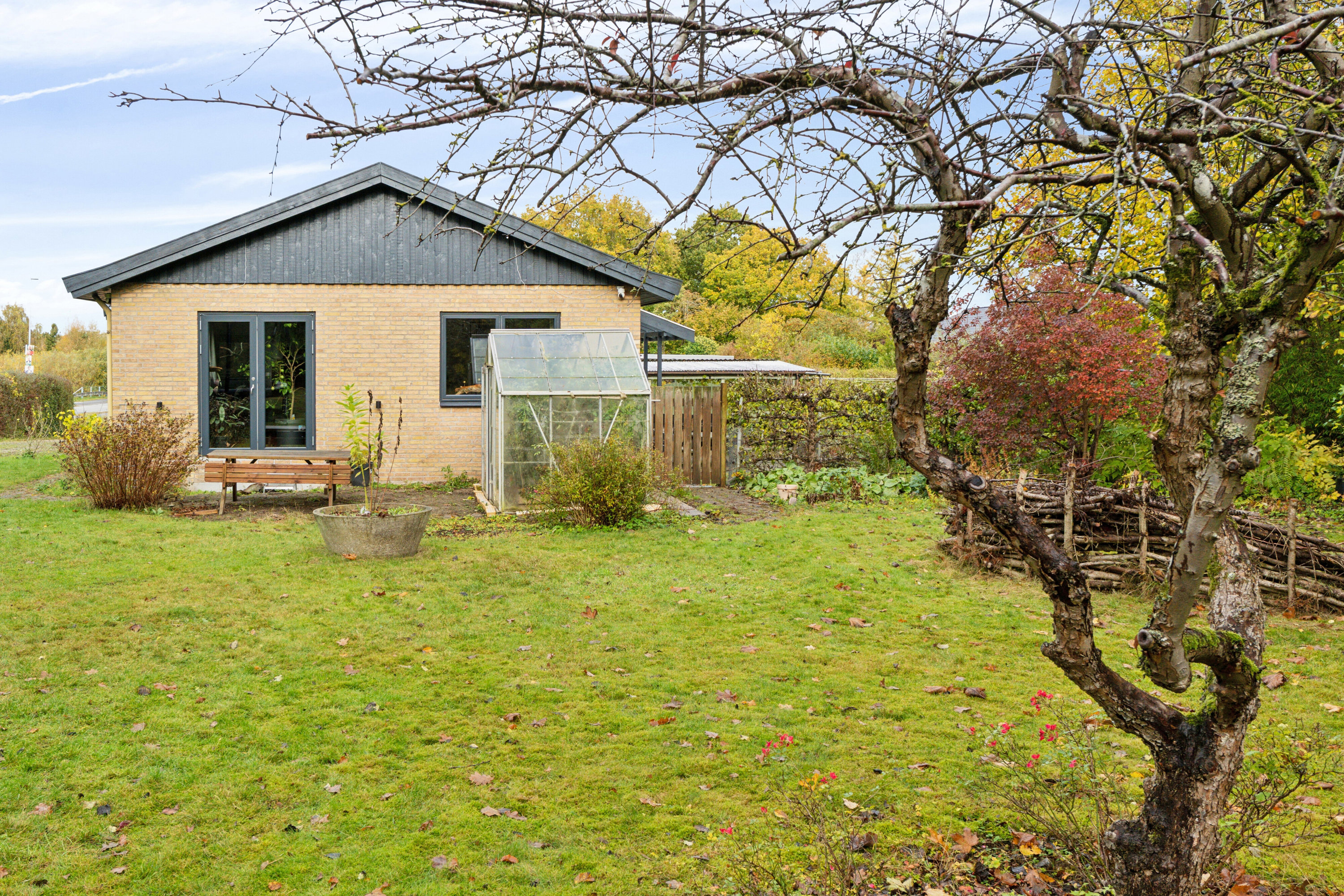 Fremhævet set fra haven billede i fuldskærmstilstand. Billede af Korup Tværvej 1A, Korup, 5210 Odense NV