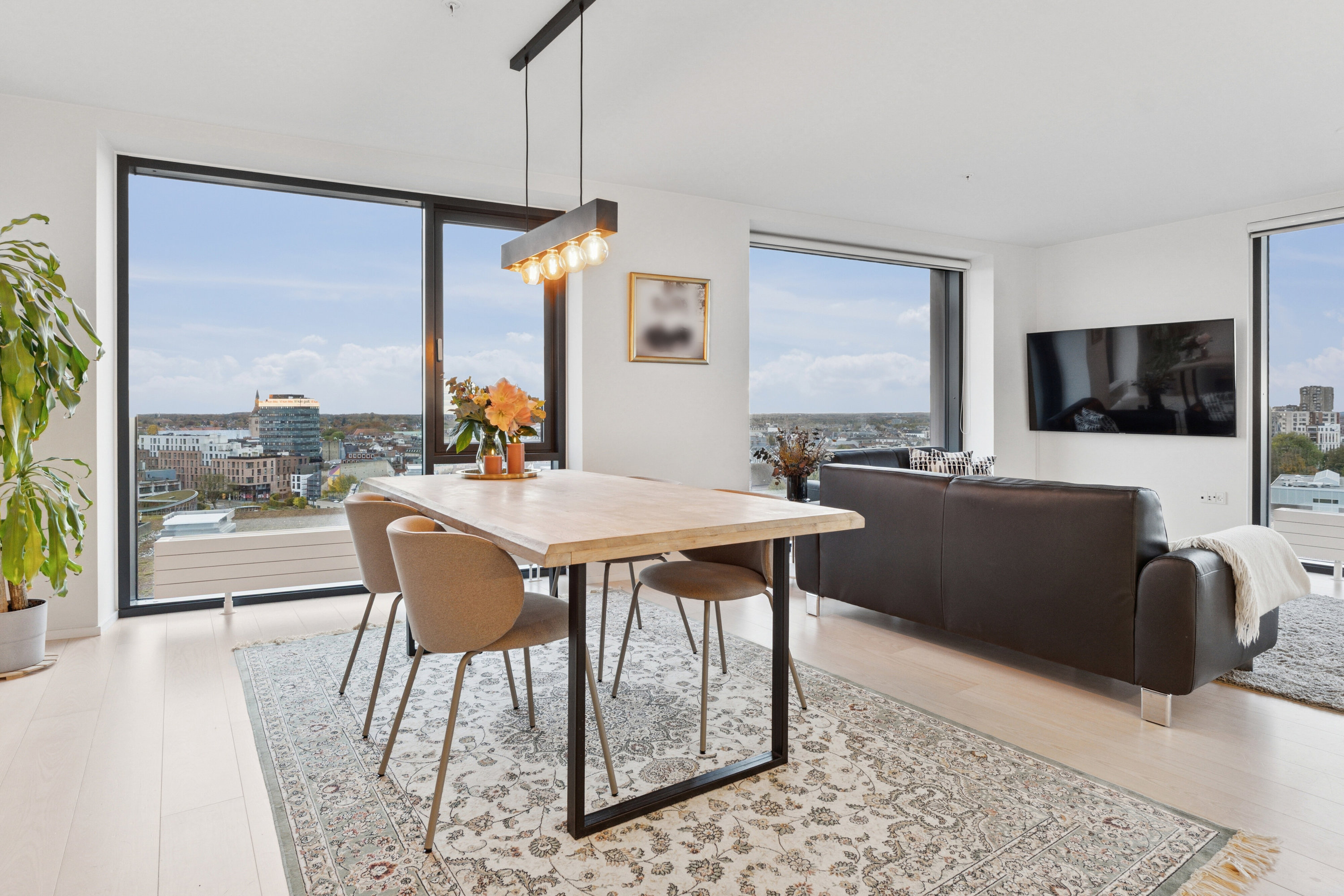 Fremhævet spisestue billede i fuldskærmstilstand. Billede af Odeons Kvarter 21, 10. tv., 5000 Odense C