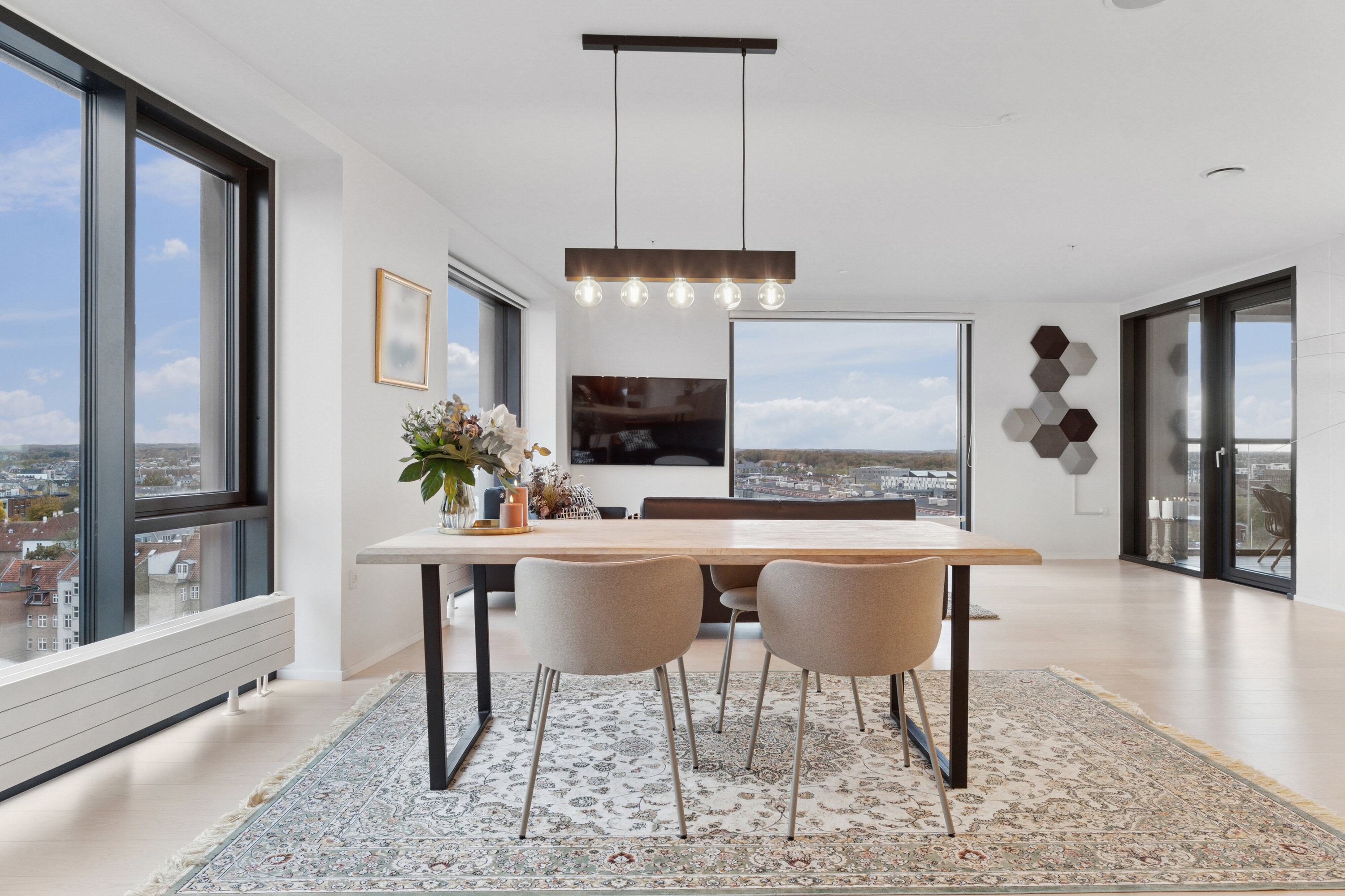 Fremhævet spisestue billede i fuldskærmstilstand. Billede af Odeons Kvarter 21, 10. tv., 5000 Odense C