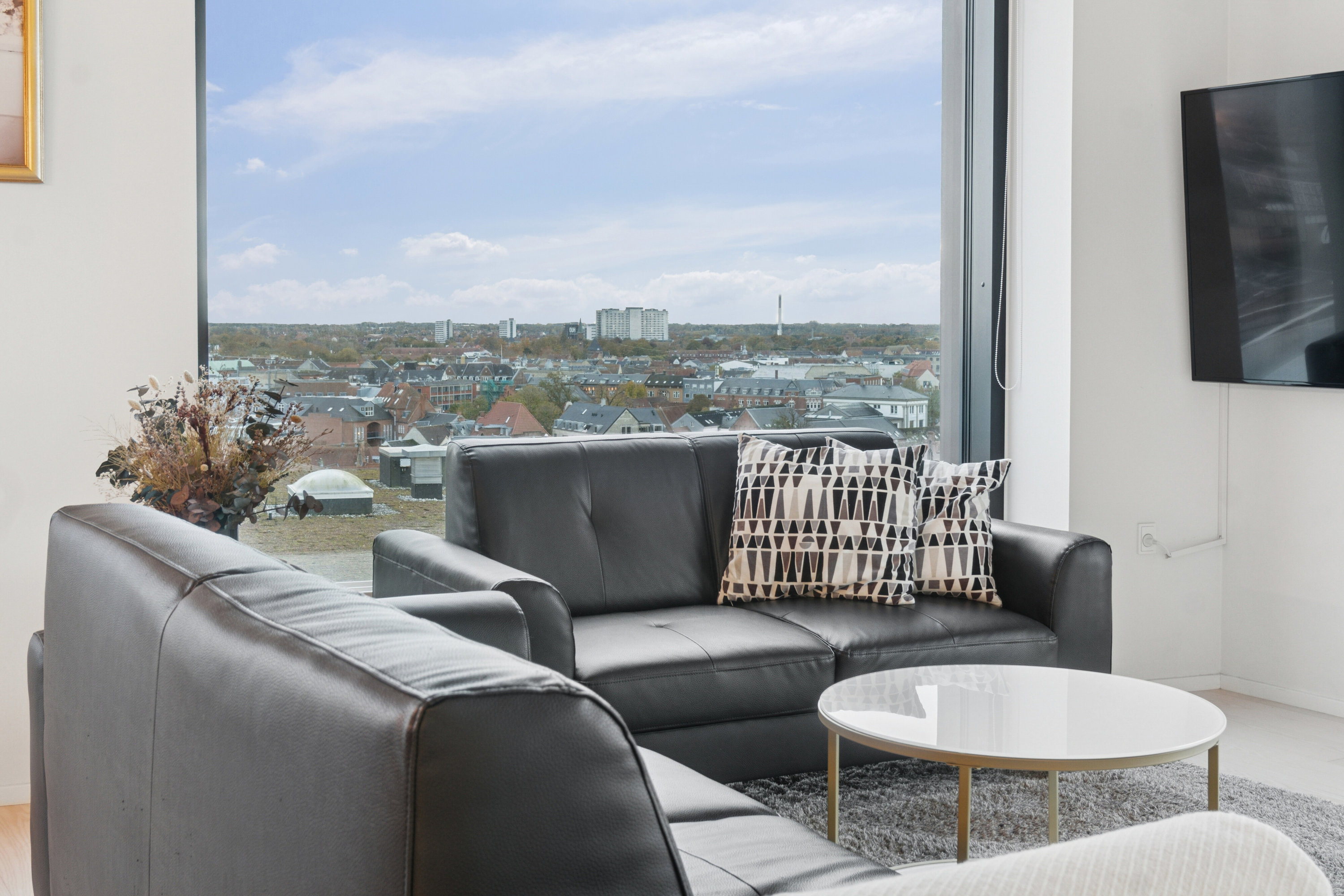 Fremhævet stue billede i fuldskærmstilstand. Billede af Odeons Kvarter 21, 10. tv., 5000 Odense C