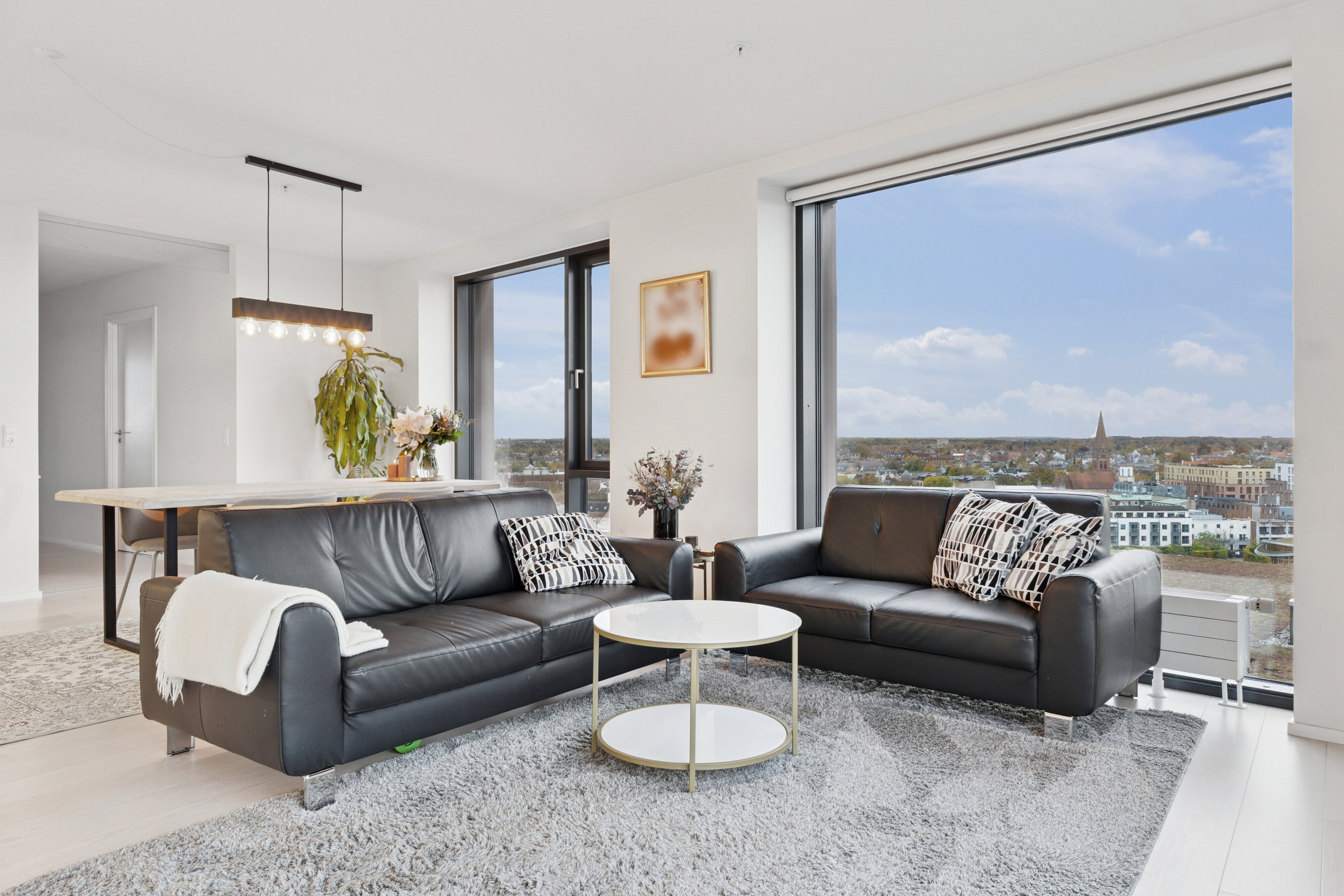 Fremhævet stue billede i fuldskærmstilstand. Billede af Odeons Kvarter 21, 10. tv., 5000 Odense C