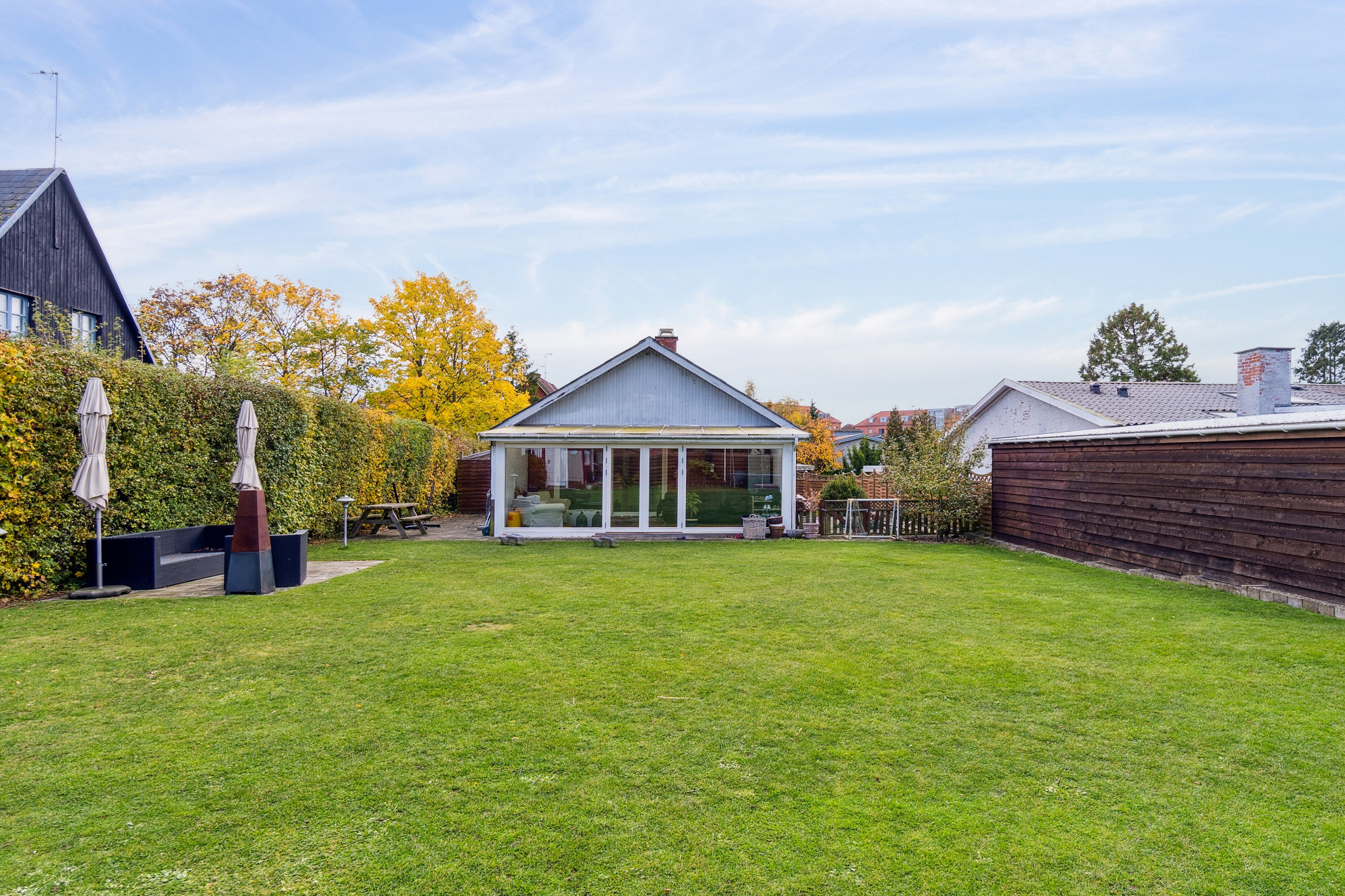 Fremhævet set fra haven billede i fuldskærmstilstand. Billede af Hvidovregårds Alle 12, 2650 Hvidovre