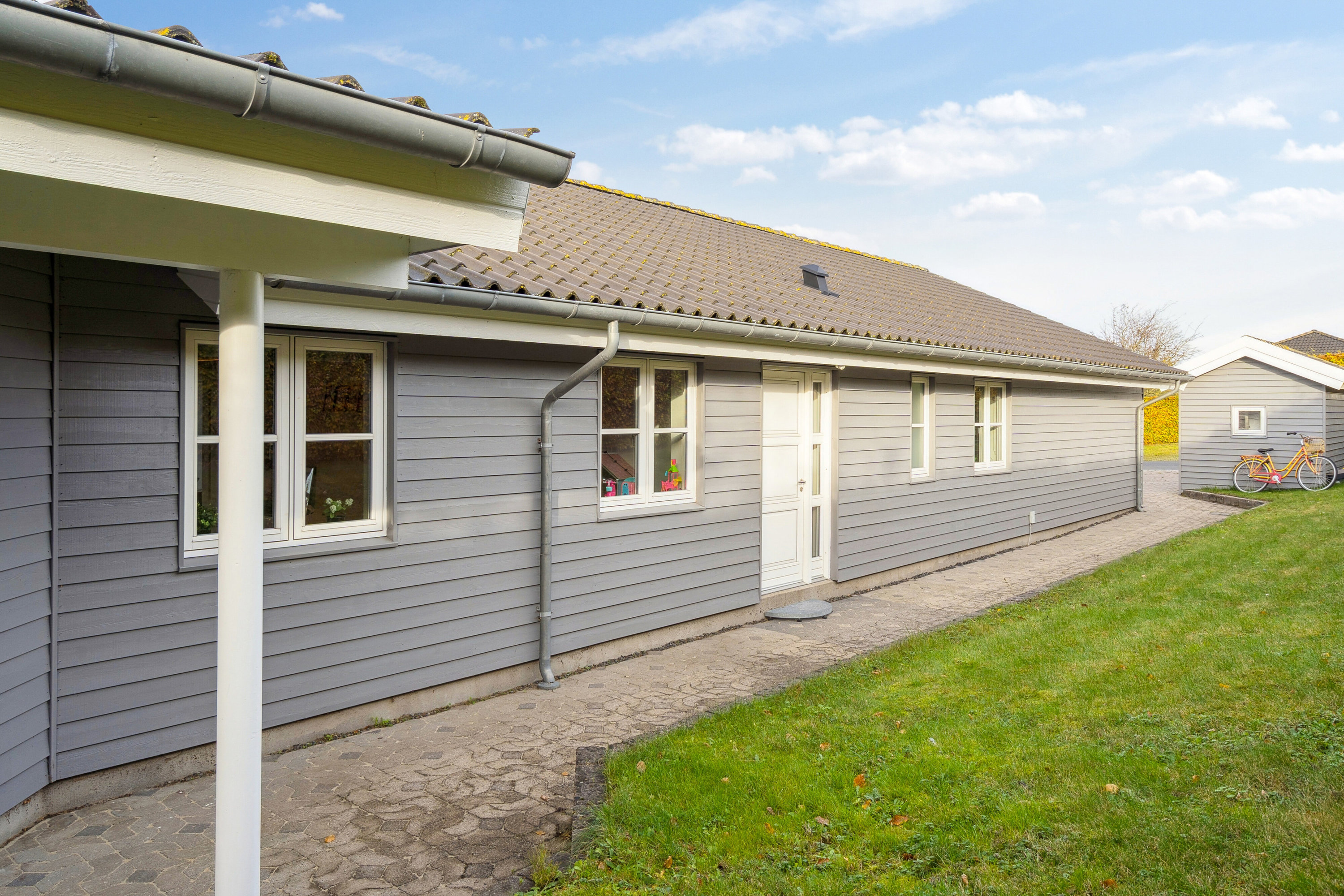 Fremhævet set fra haven billede i fuldskærmstilstand. Billede af Brinken 149, Mogenstrup, 4700 Næstved