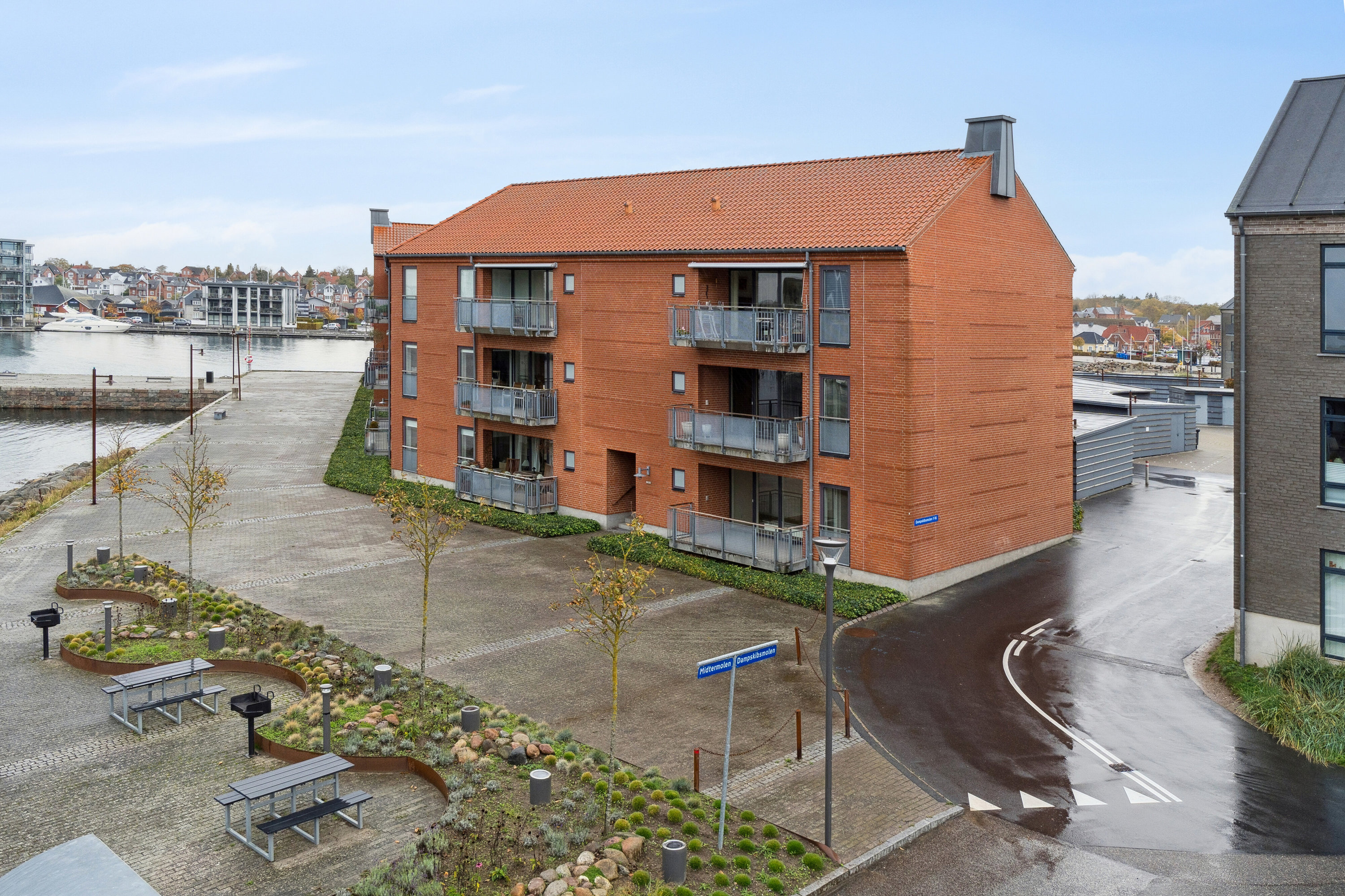 Fremhævet facade billede i fuldskærmstilstand. Billede af Dampskibsmolen 1, st.. tv., 5800 Nyborg