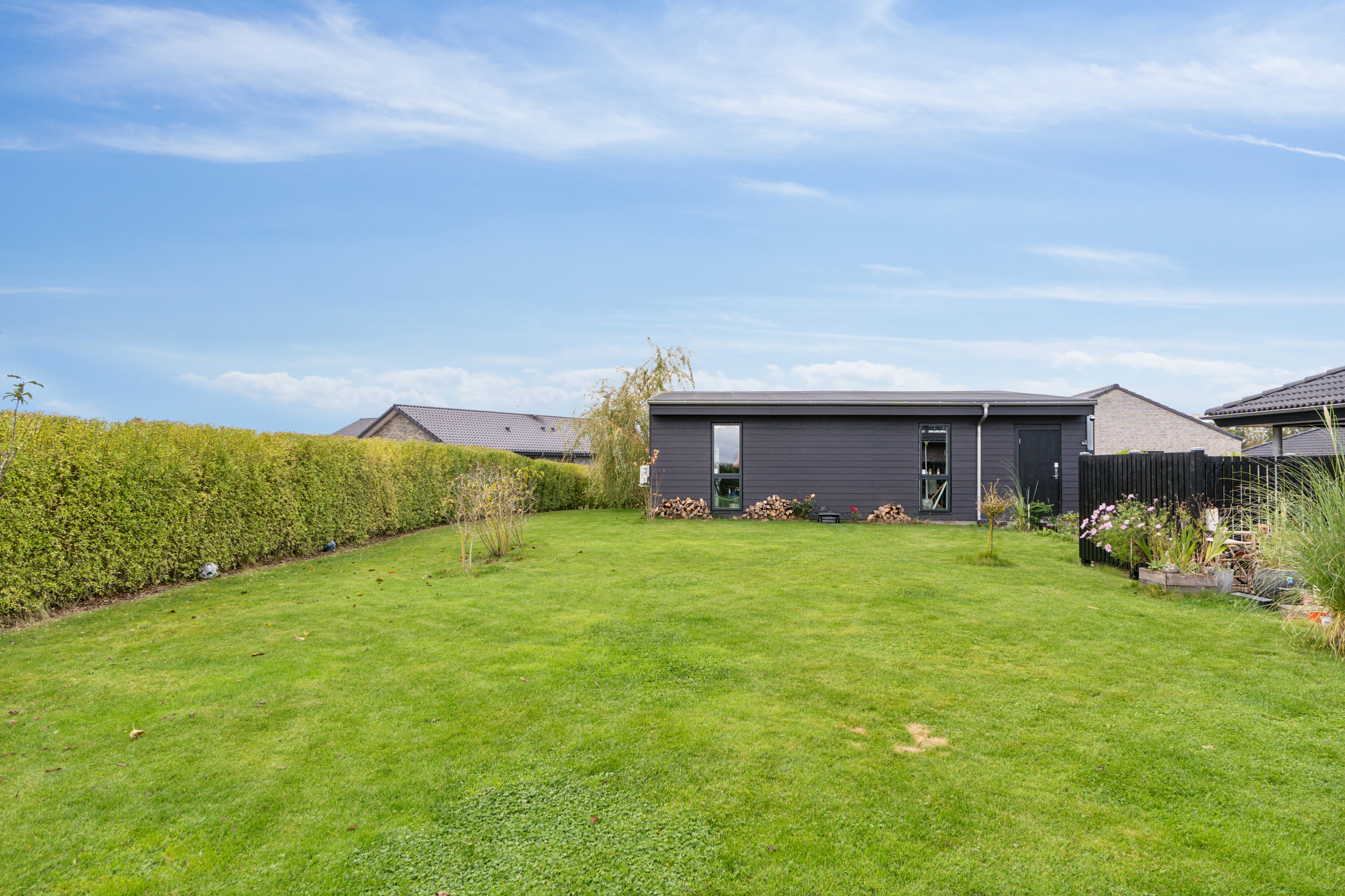 Fremhævet set fra haven billede i fuldskærmstilstand. Billede af Pilegårdsvænget 39, Søndersø, 5471 Søndersø