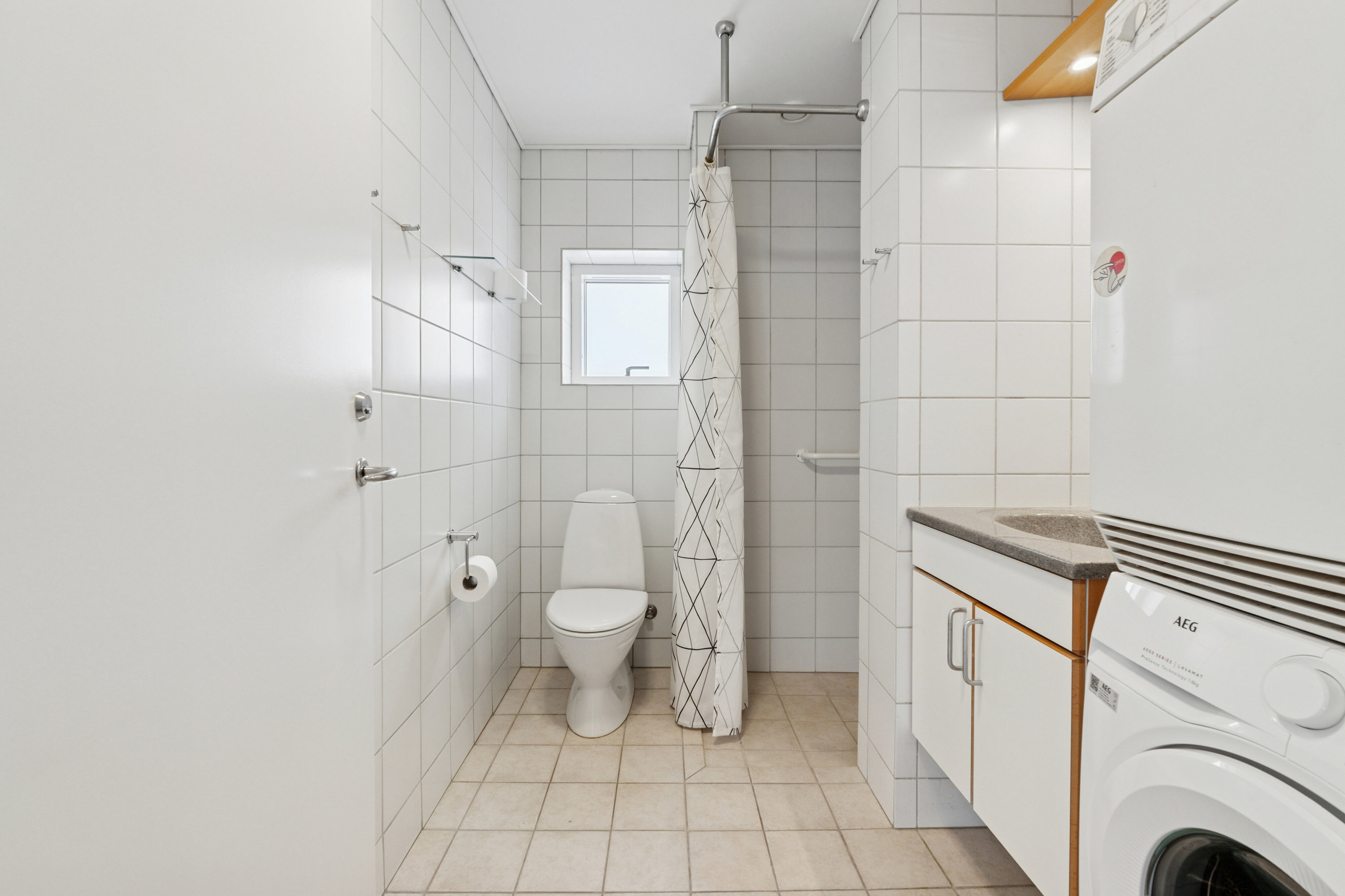 Fremhævet badeværelse billede i fuldskærmstilstand. Billede af Dampskibsmolen 1, st.. tv., 5800 Nyborg