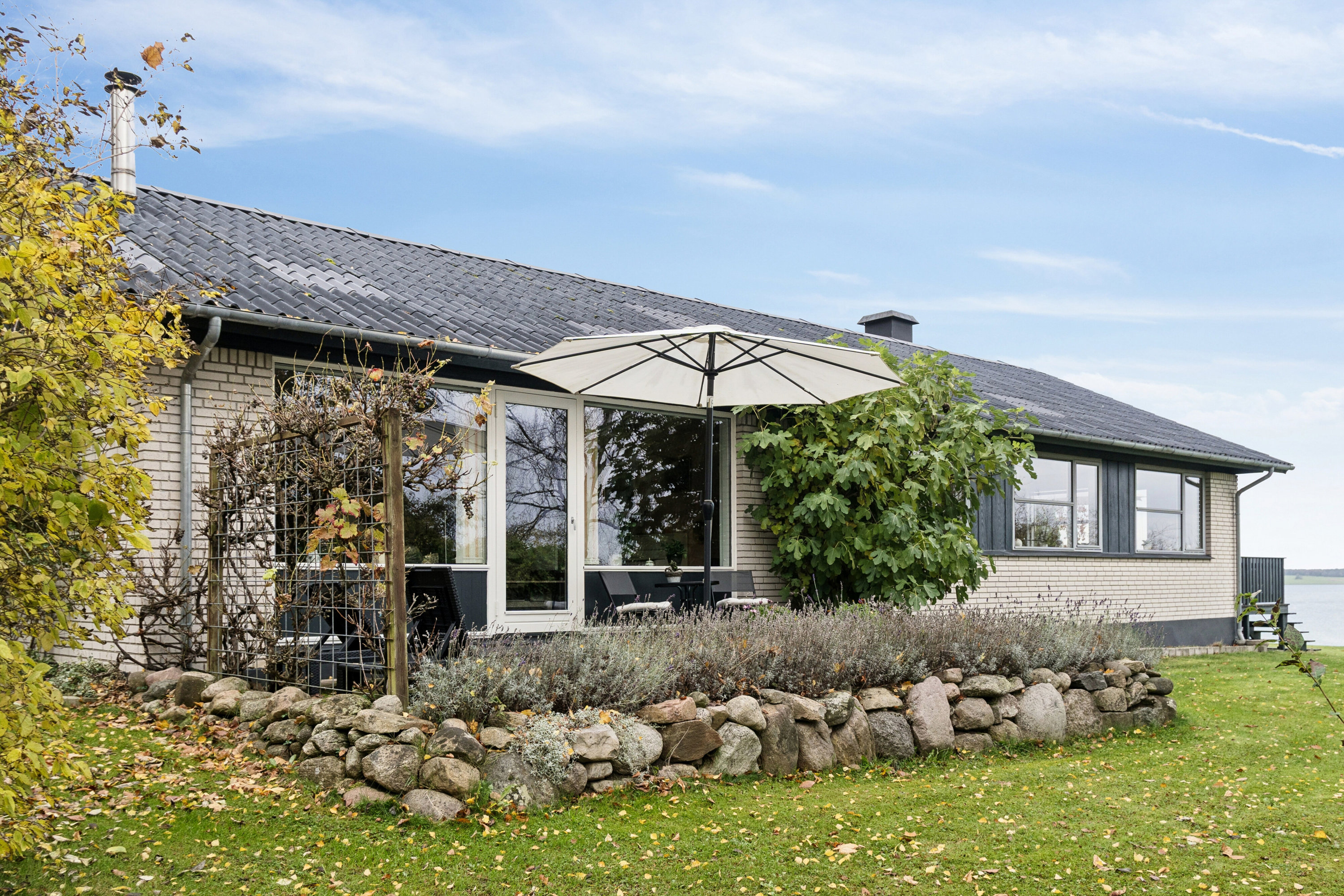 Miniaturebillede 2: set fra haven. Billede af Ærtebjergvej 9, 4571 Grevinge