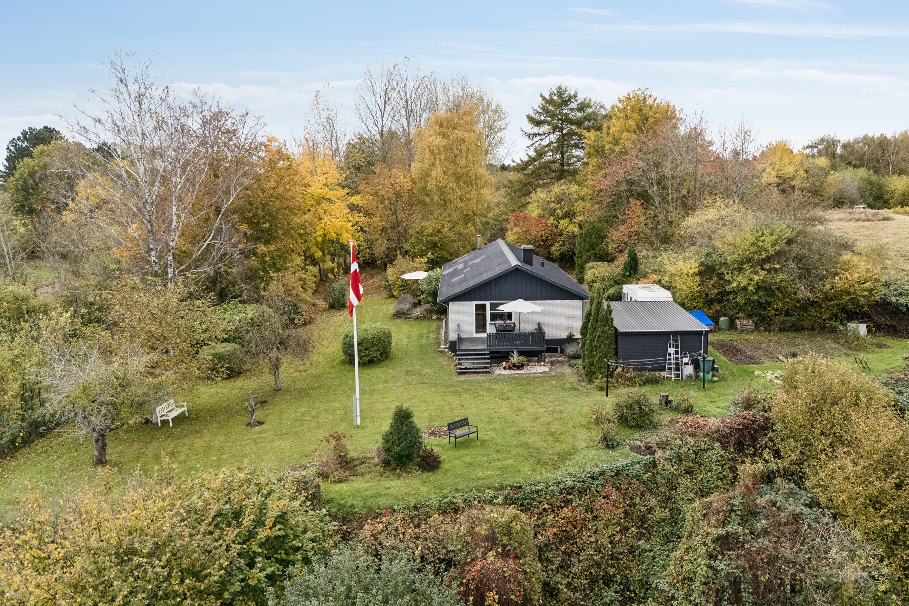 Fremhævet set fra haven billede i fuldskærmstilstand. Billede af Ærtebjergvej 9, 4571 Grevinge