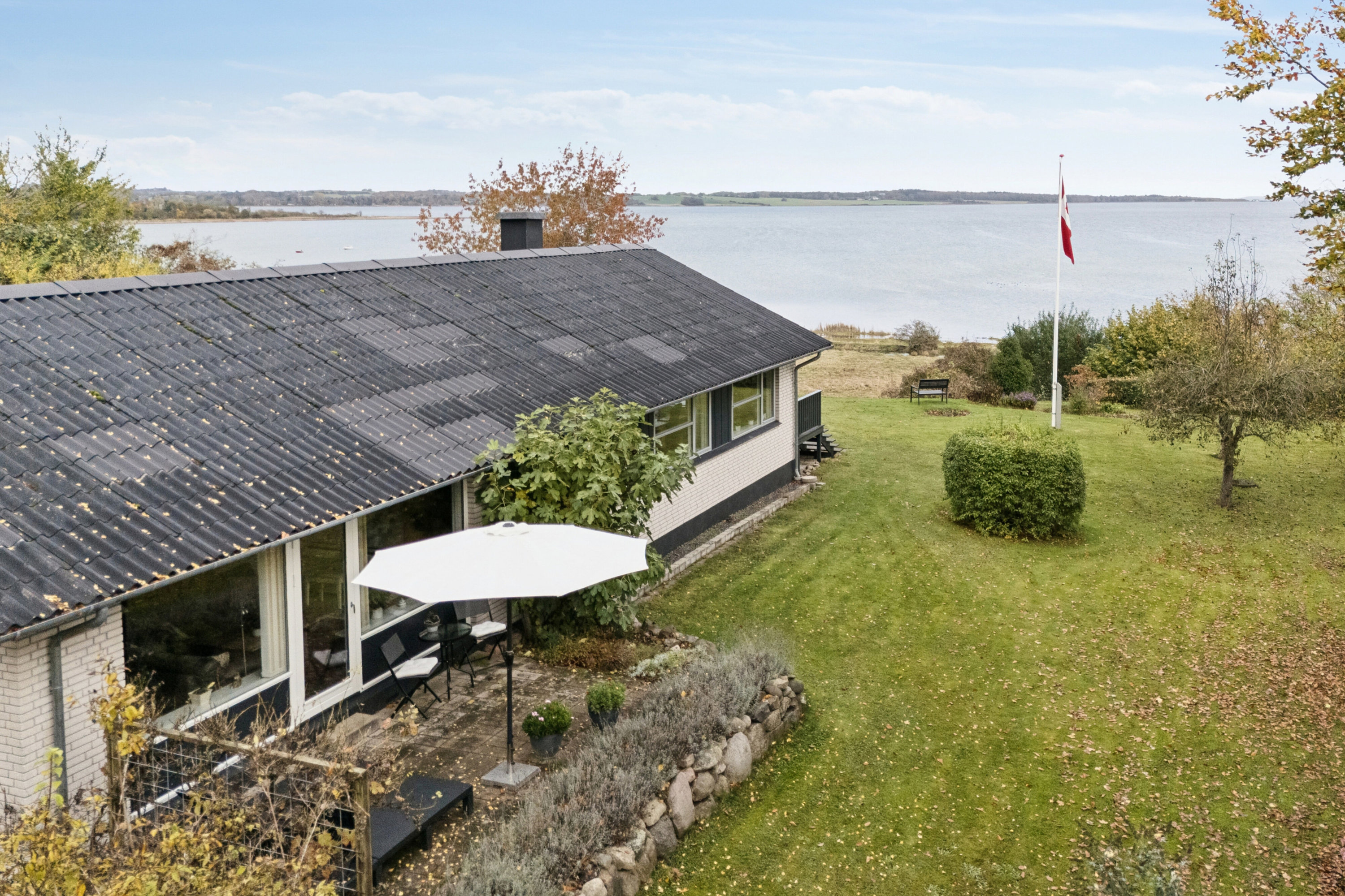 Miniaturebillede 1: set fra haven. Billede af Ærtebjergvej 9, 4571 Grevinge