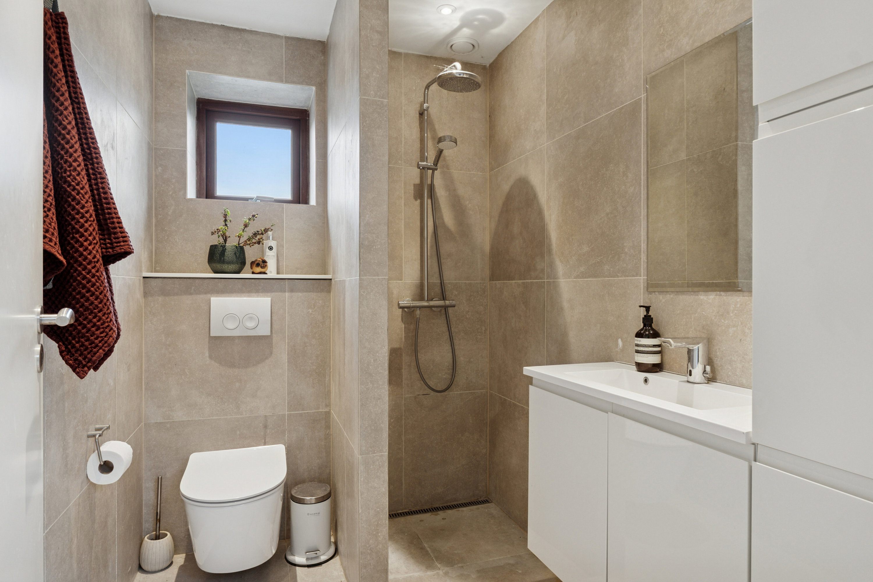 Fremhævet badeværelse billede i fuldskærmstilstand. Billede af Hf. Elmebo 19, 2300 København S