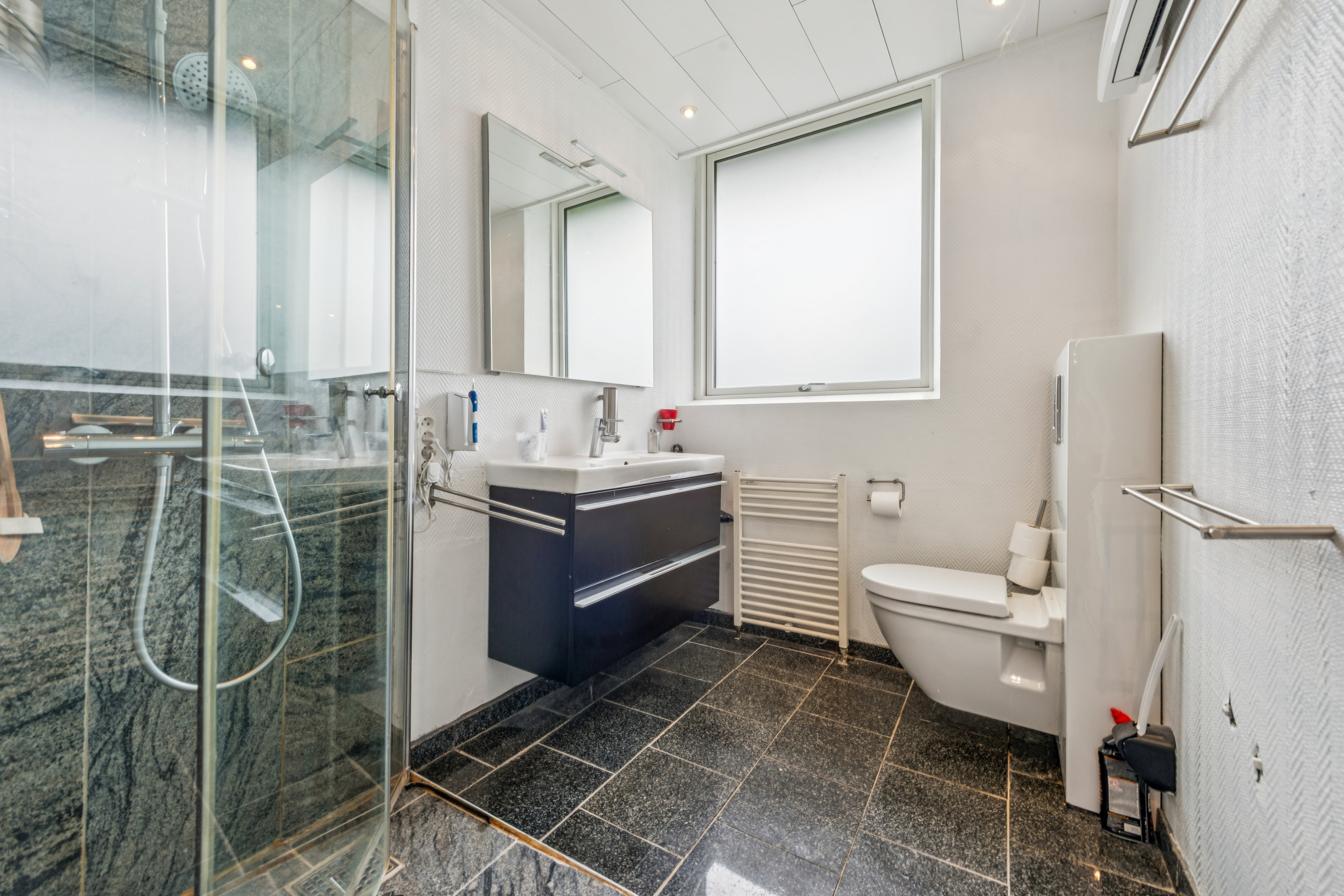 Fremhævet badeværelse billede i fuldskærmstilstand. Billede af Bondager 29, 2670 Greve