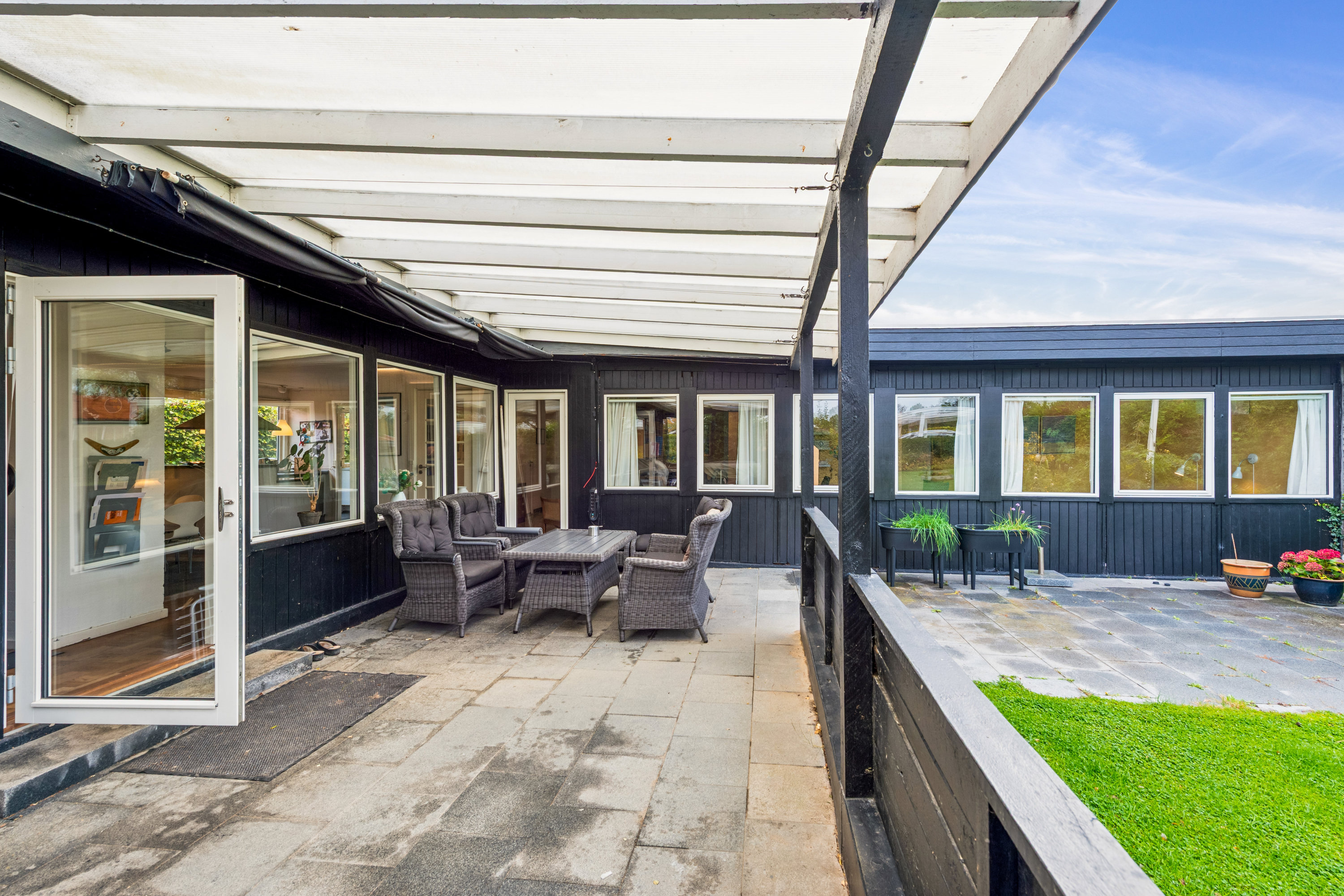Fremhævet overdækket terrasse billede i fuldskærmstilstand. Billede af Bondager 29, 2670 Greve