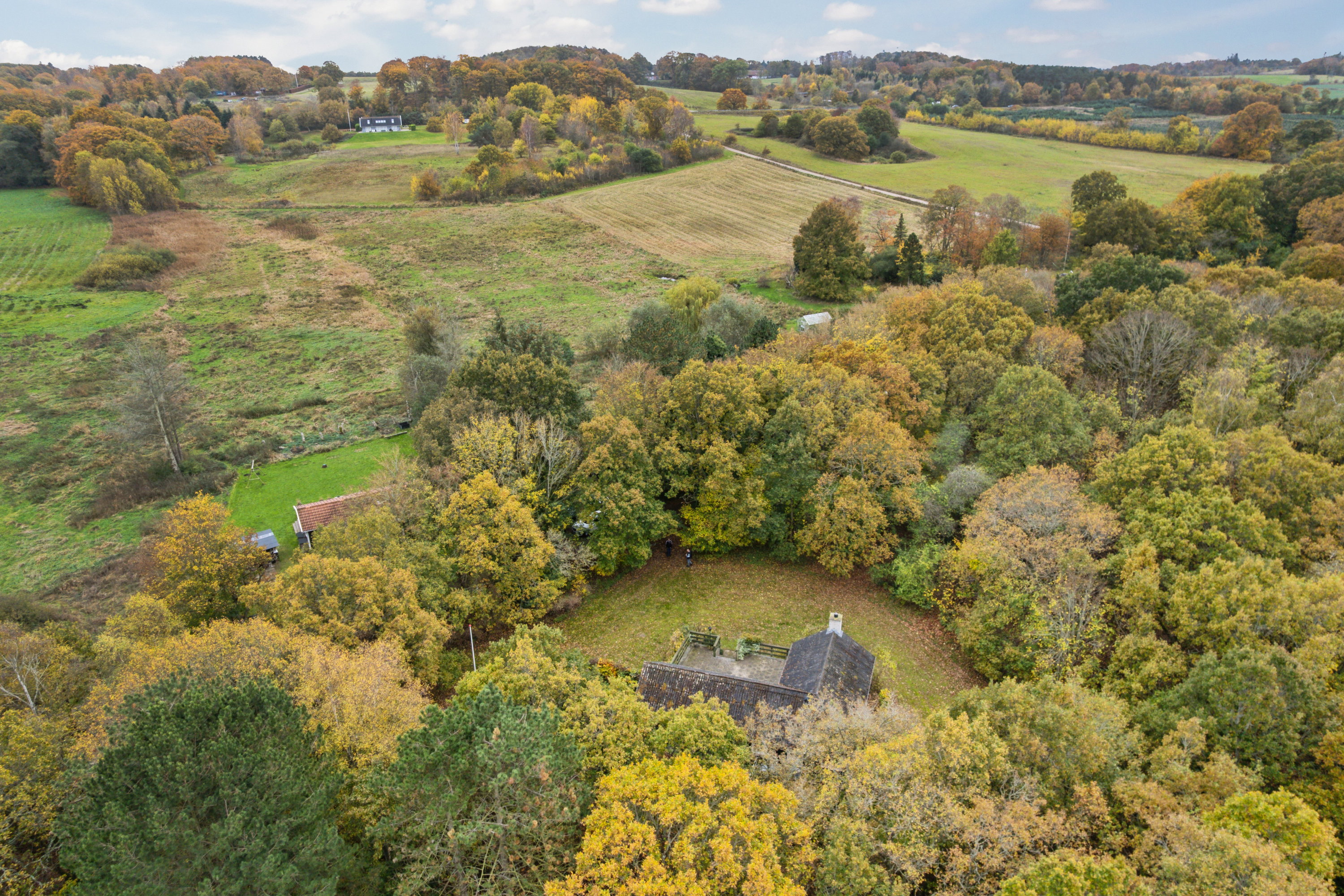 Fremhævet luftfoto billede i fuldskærmstilstand. Billede af Engstien 9, Hegedal Strand, Fjellerup, 8585 Glesborg