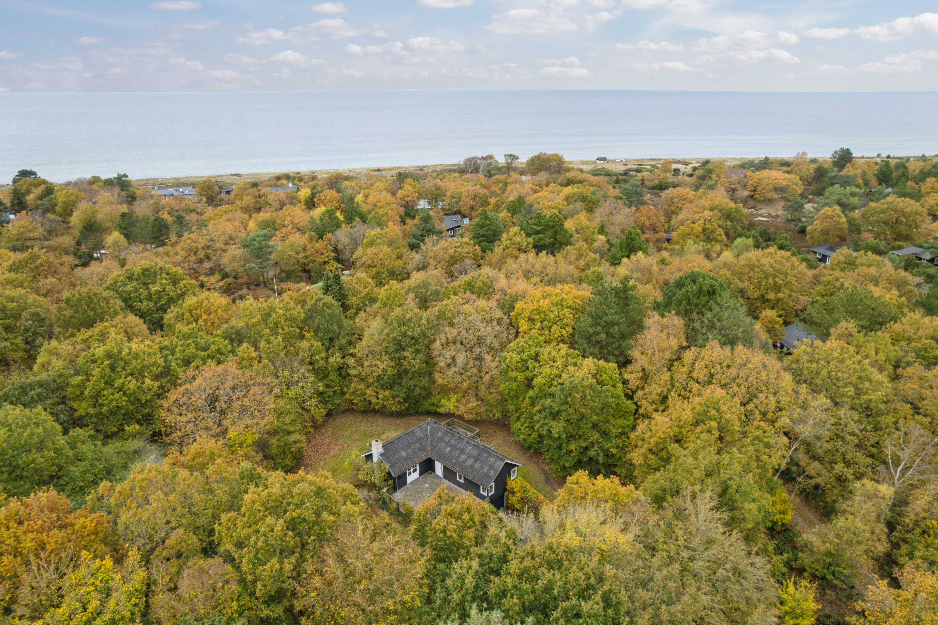 Fremhævet luftfoto billede i fuldskærmstilstand. Billede af Engstien 9, Hegedal Strand, Fjellerup, 8585 Glesborg