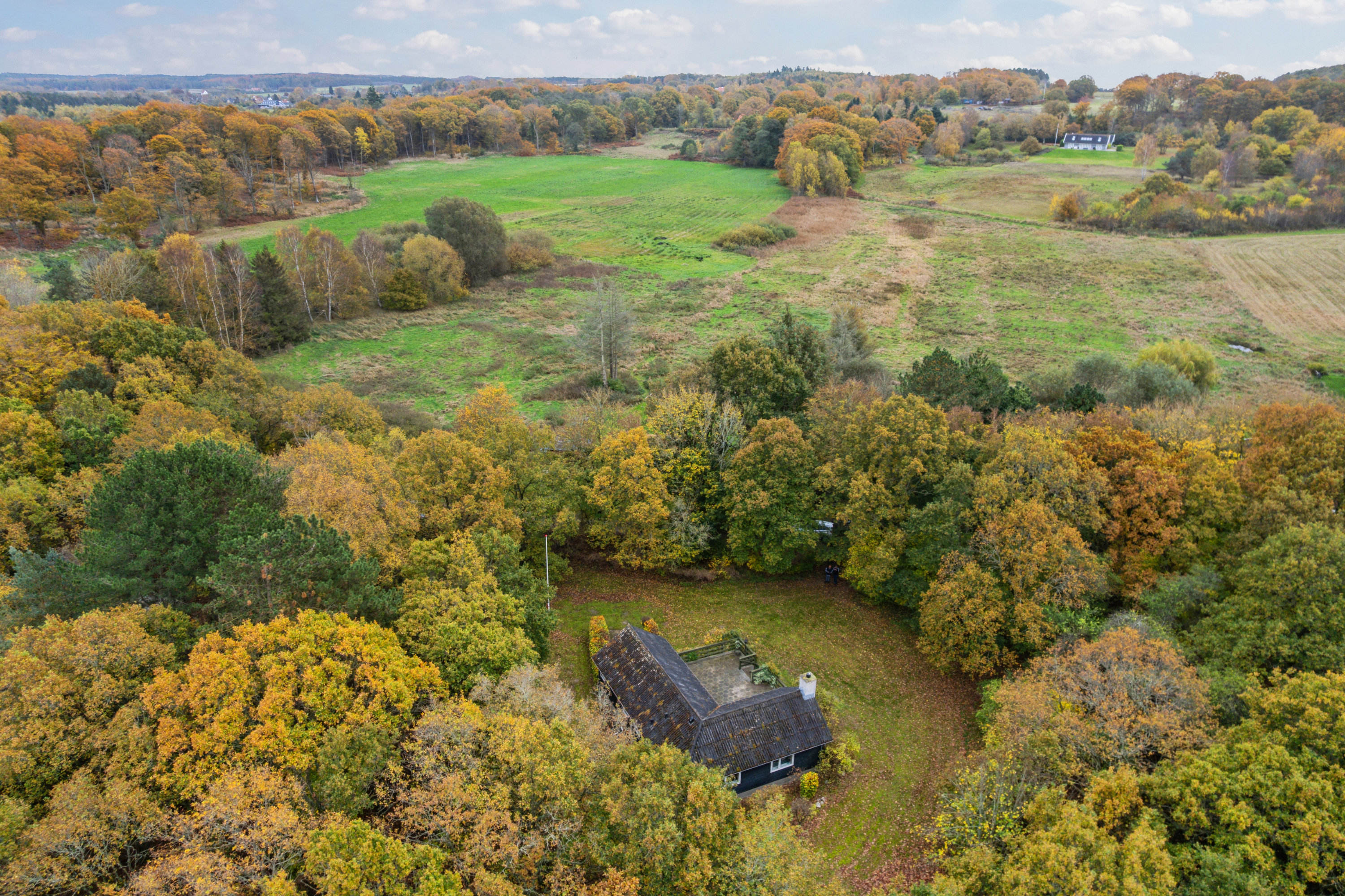 Fremhævet luftfoto billede i fuldskærmstilstand. Billede af Engstien 9, Hegedal Strand, Fjellerup, 8585 Glesborg