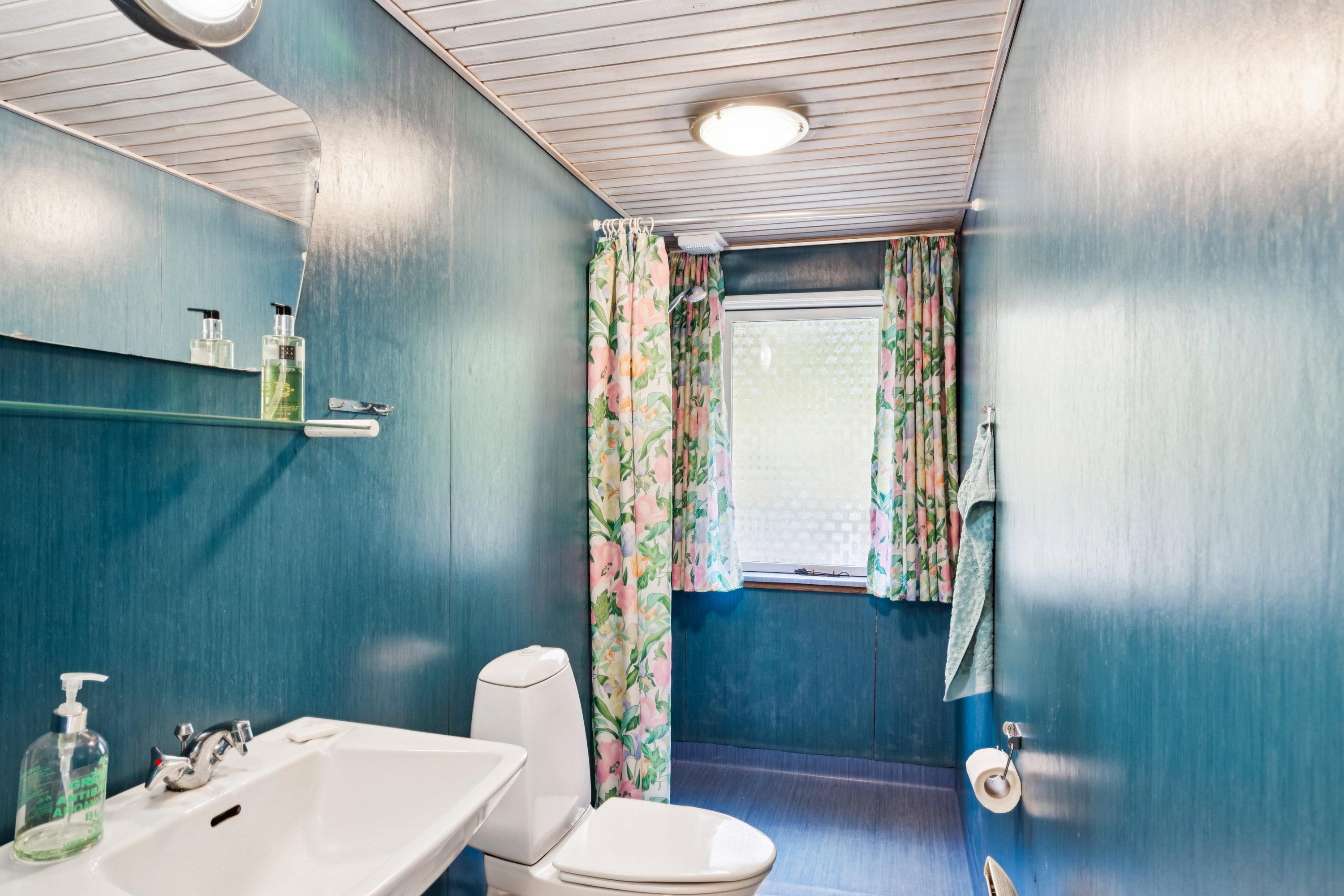 Fremhævet badeværelse billede i fuldskærmstilstand. Billede af Engstien 9, Hegedal Strand, Fjellerup, 8585 Glesborg