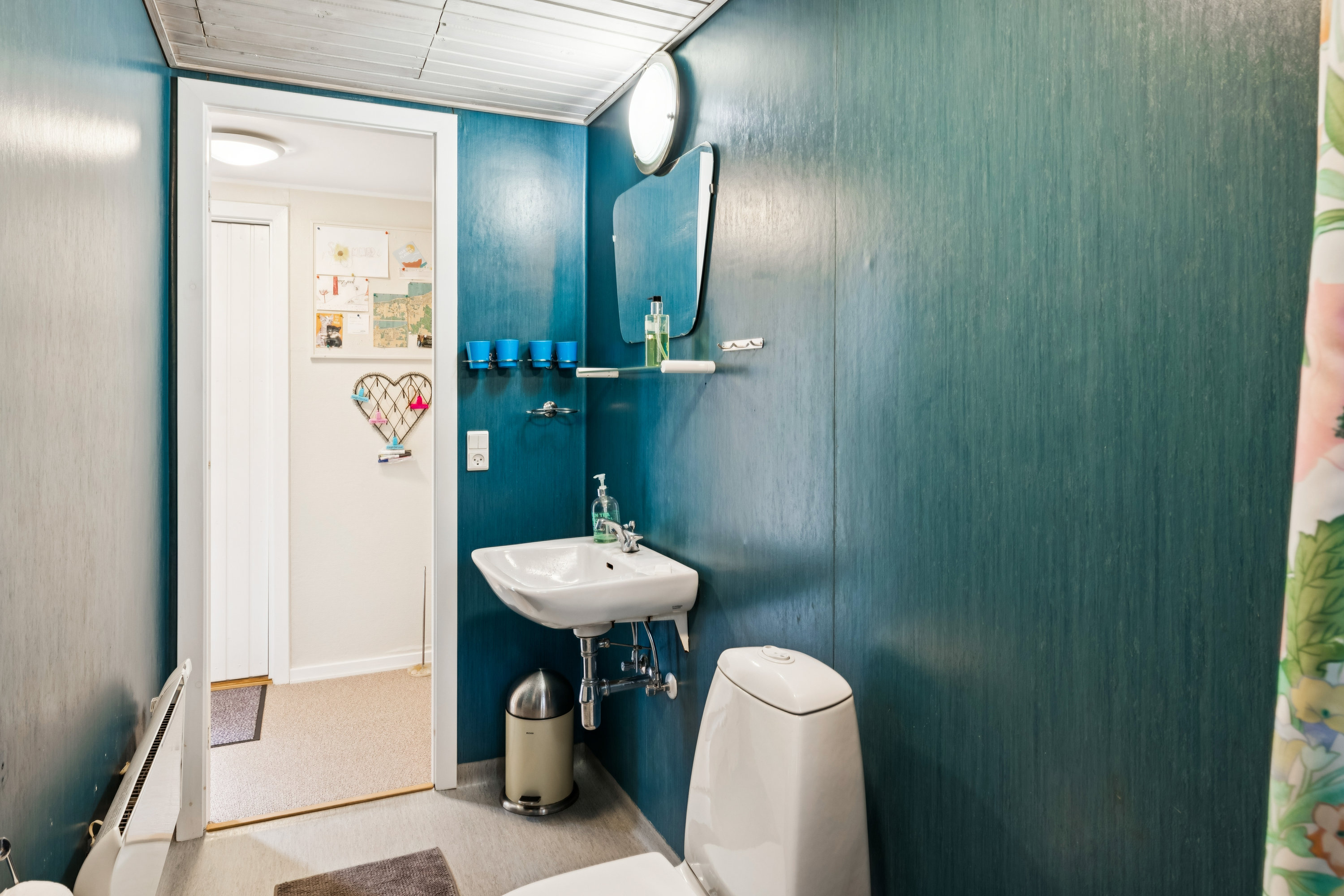 Fremhævet badeværelse billede i fuldskærmstilstand. Billede af Engstien 9, Hegedal Strand, Fjellerup, 8585 Glesborg