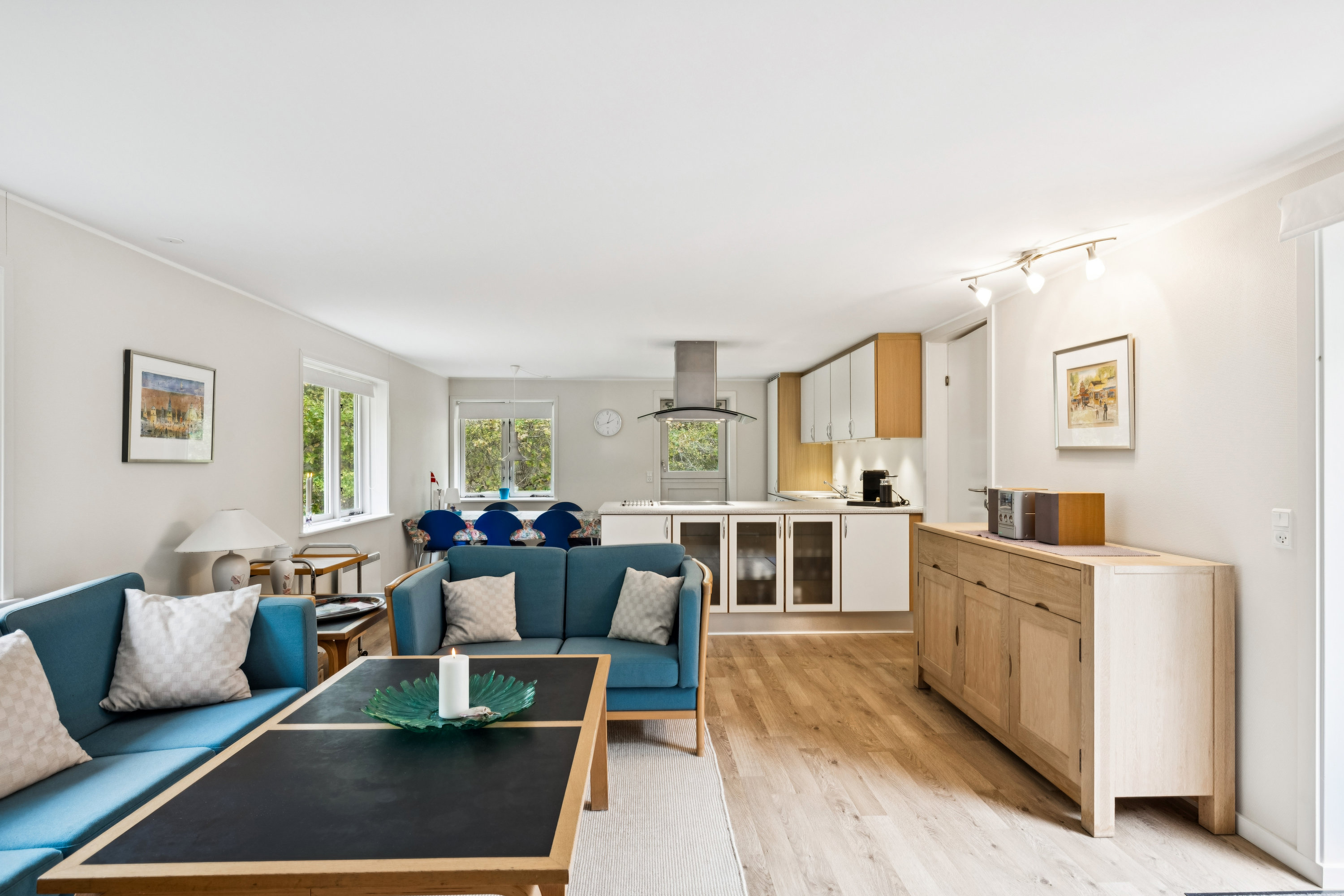 Fremhævet stue billede i fuldskærmstilstand. Billede af Engstien 9, Hegedal Strand, Fjellerup, 8585 Glesborg