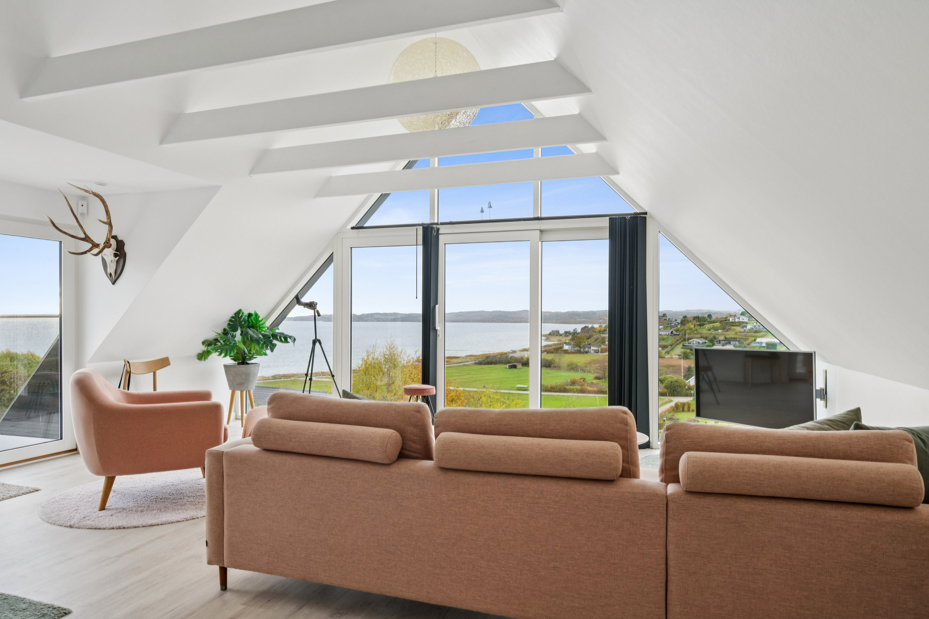 Fremhævet stue billede i fuldskærmstilstand. Billede af Stenbidervej 13, Egsmark Strand, 8400 Ebeltoft