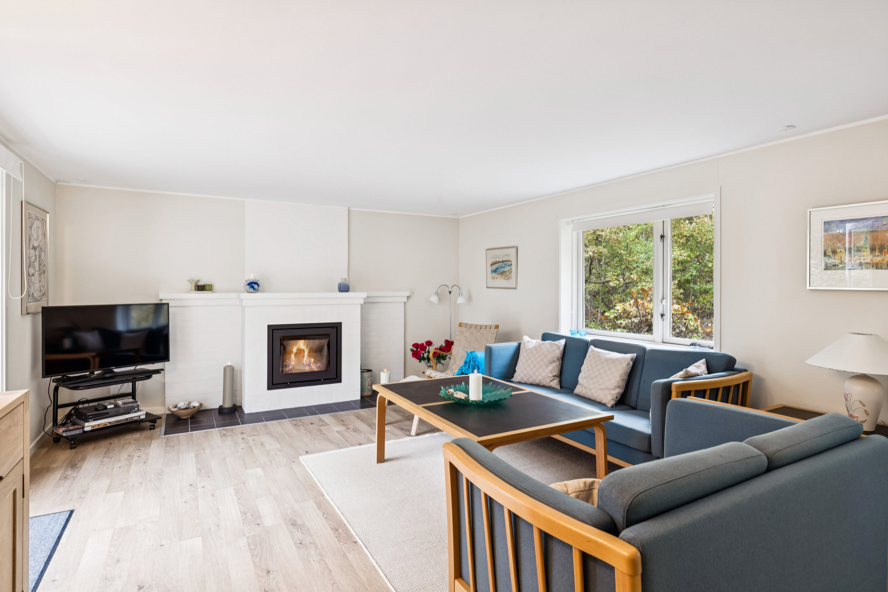 Fremhævet stue billede i fuldskærmstilstand. Billede af Engstien 9, Hegedal Strand, Fjellerup, 8585 Glesborg