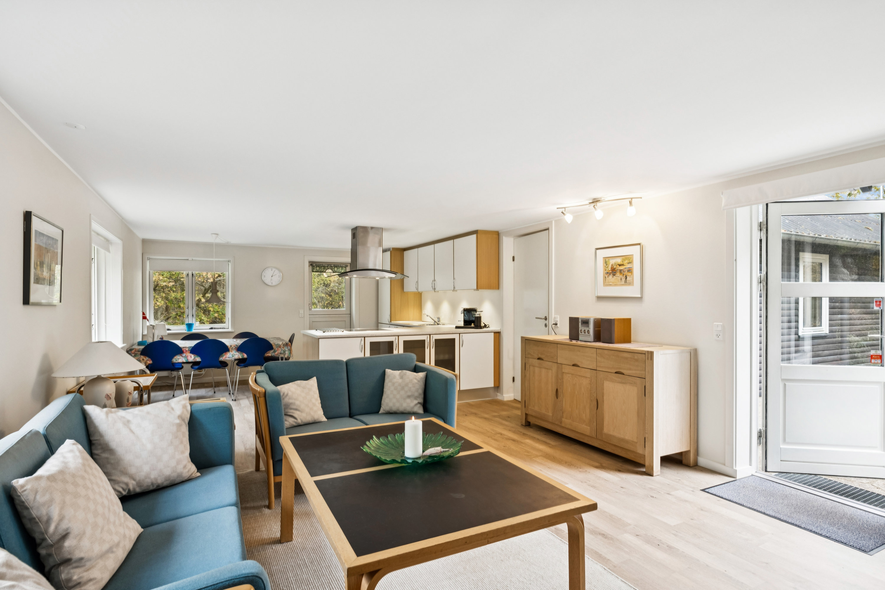 Fremhævet stue billede i fuldskærmstilstand. Billede af Engstien 9, Hegedal Strand, Fjellerup, 8585 Glesborg