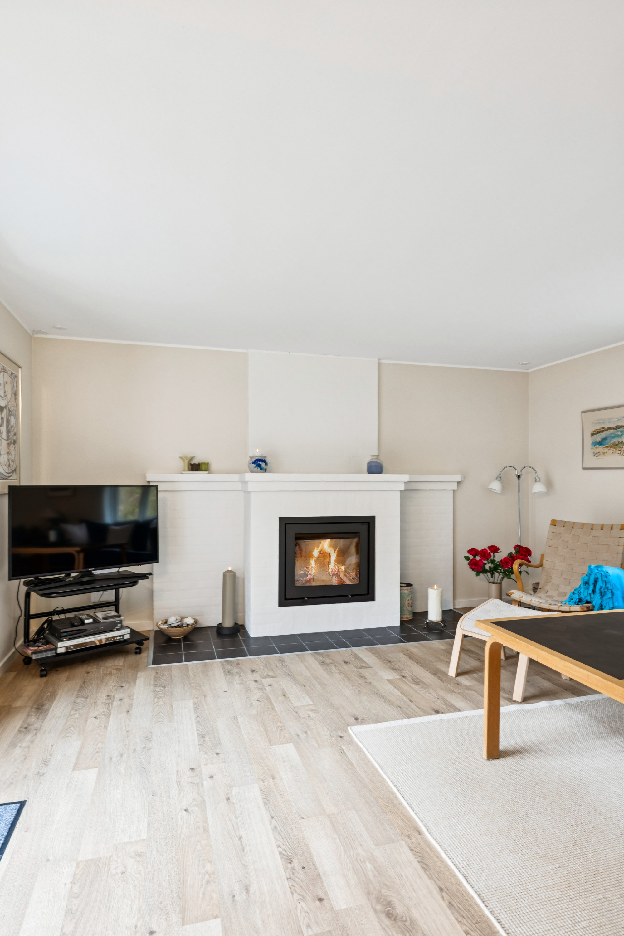 Fremhævet stue billede i fuldskærmstilstand. Billede af Engstien 9, Hegedal Strand, Fjellerup, 8585 Glesborg