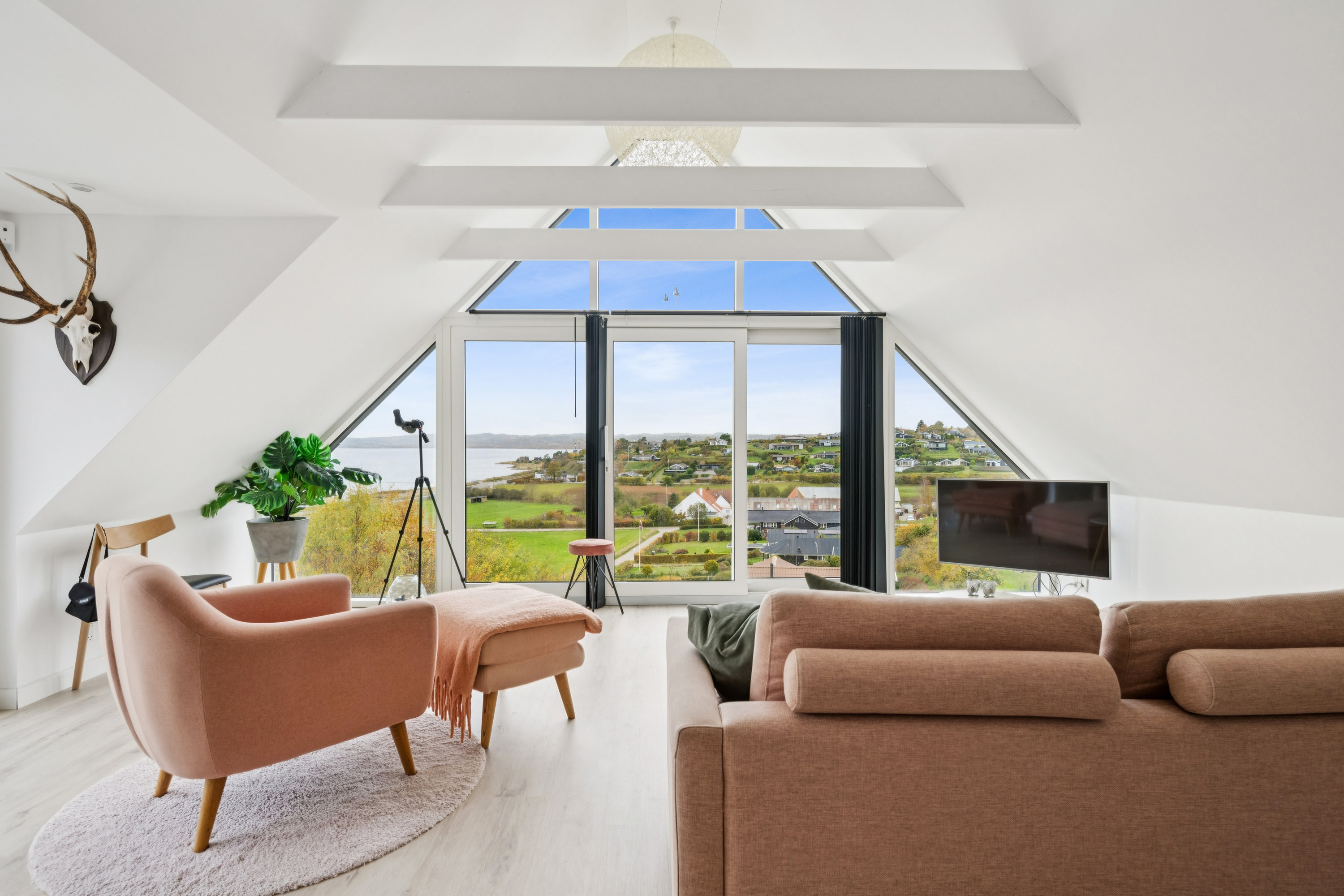 Fremhævet stue billede i fuldskærmstilstand. Billede af Stenbidervej 13, Egsmark Strand, 8400 Ebeltoft