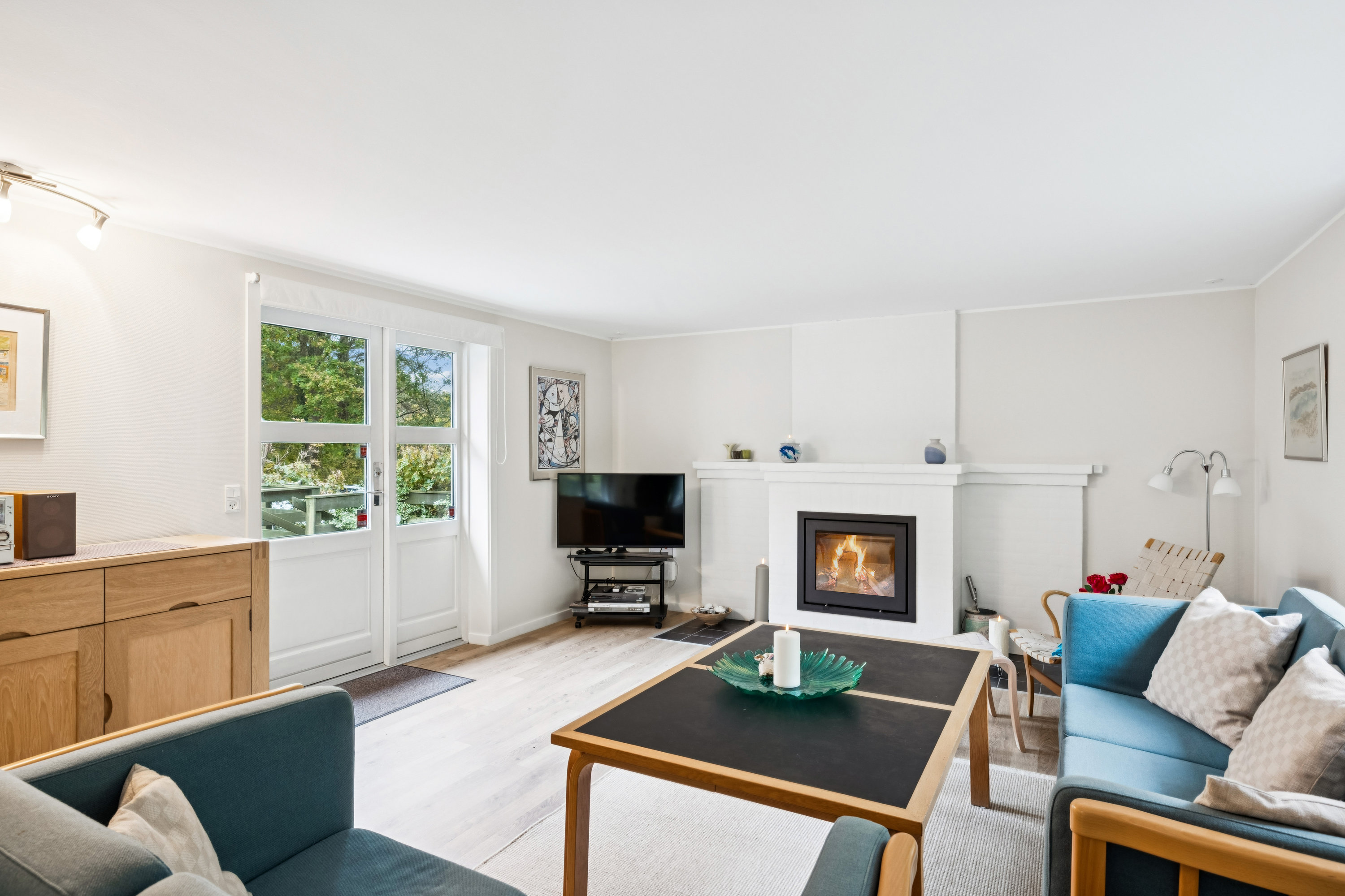 Fremhævet stue billede i fuldskærmstilstand. Billede af Engstien 9, Hegedal Strand, Fjellerup, 8585 Glesborg