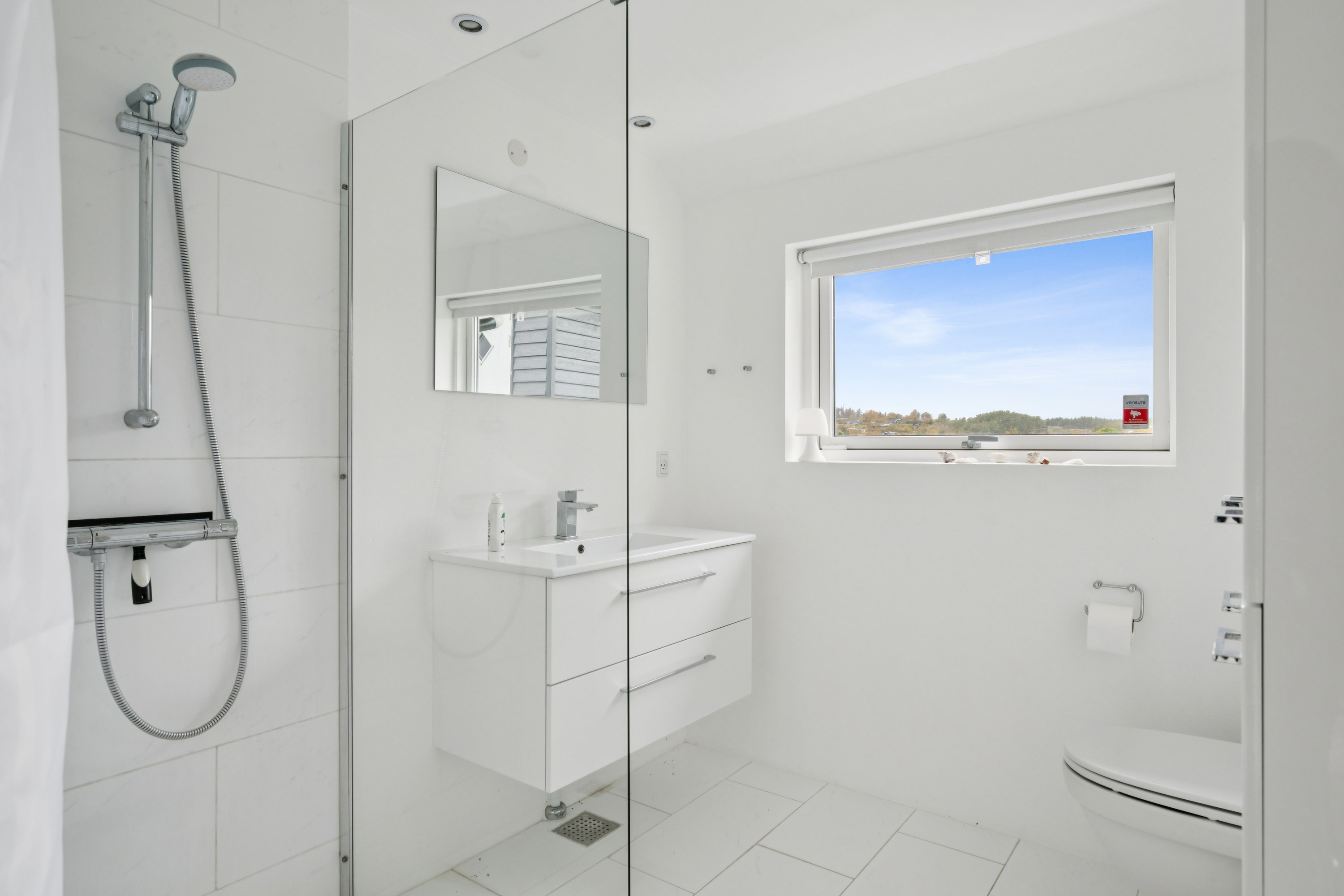 Fremhævet badeværelse billede i fuldskærmstilstand. Billede af Stenbidervej 13, Egsmark Strand, 8400 Ebeltoft