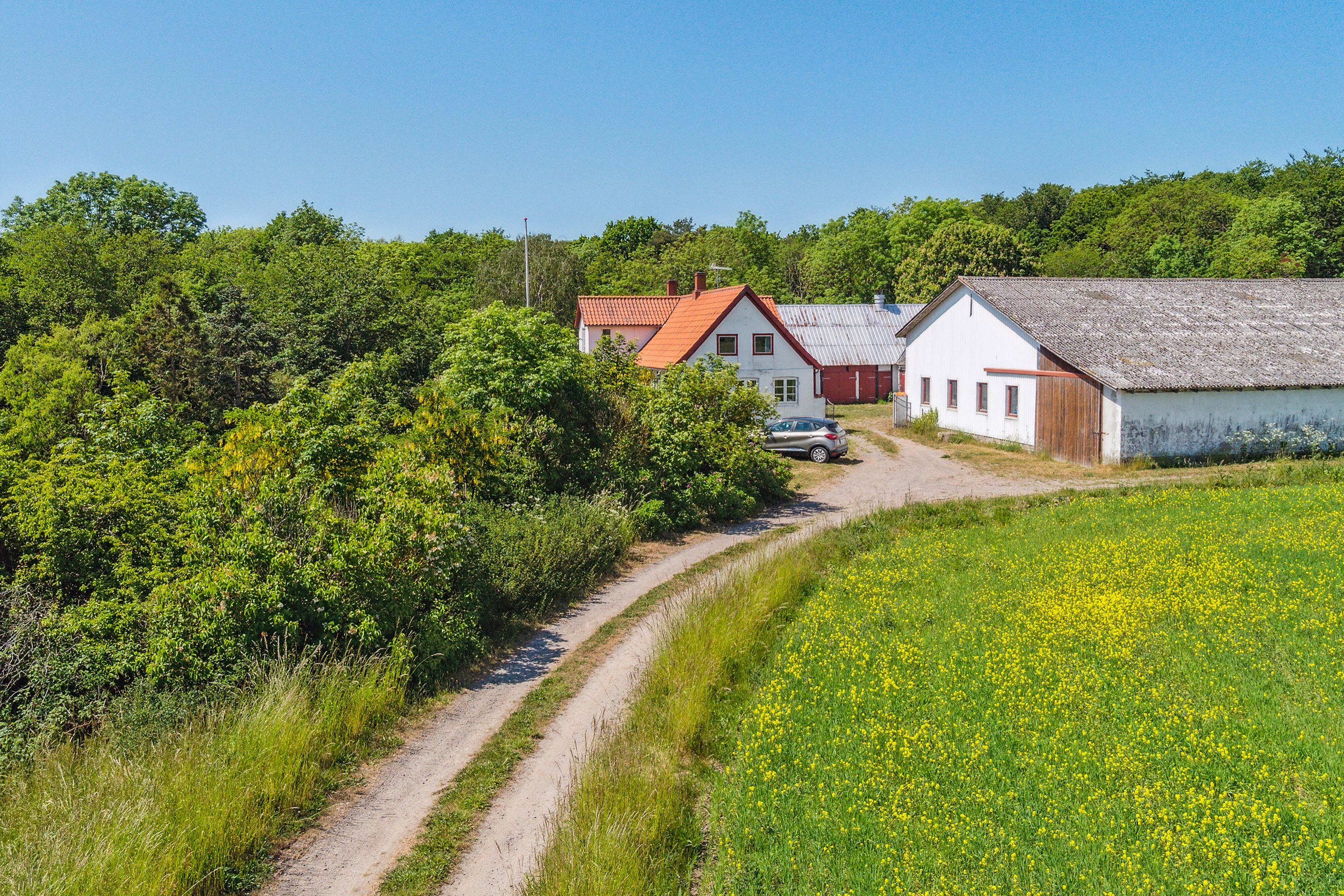 Miniaturebillede 1: set fra vejen. Billede af Kalbyvejen 30, 3720 Aakirkeby