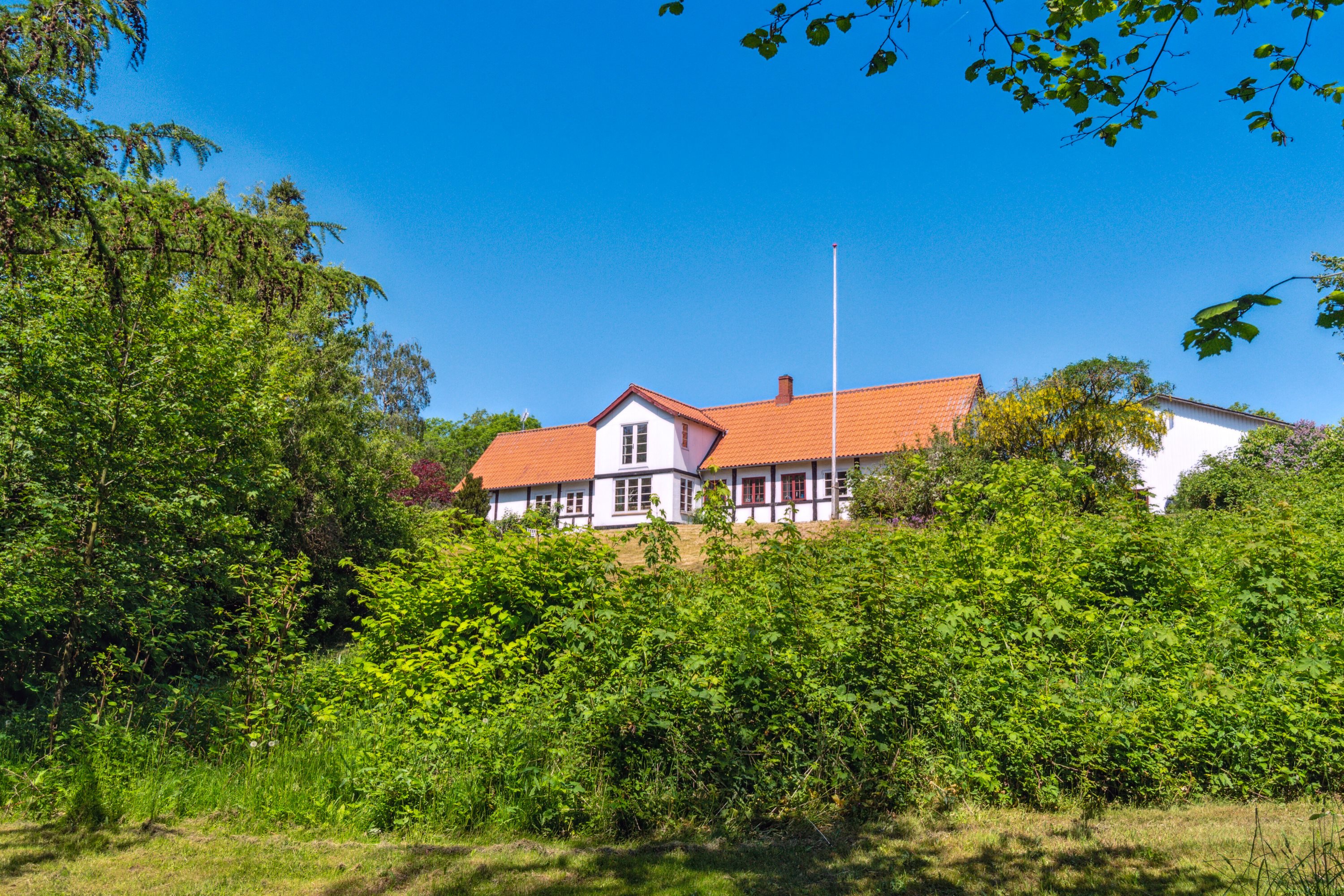 Fremhævet set fra haven billede i fuldskærmstilstand. Billede af Kalbyvejen 30, 3720 Aakirkeby