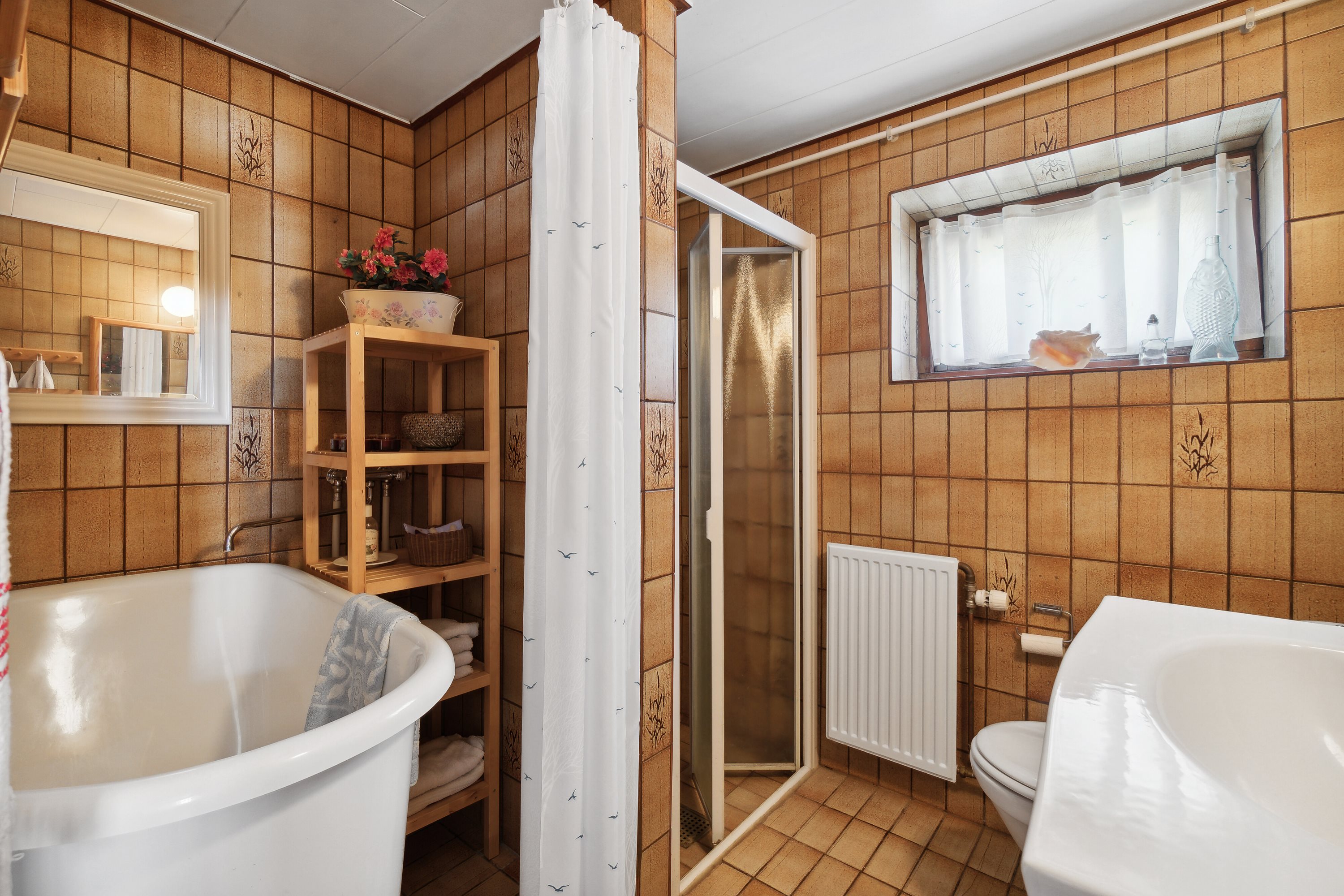 Fremhævet badeværelse billede i fuldskærmstilstand. Billede af Kalbyvejen 30, 3720 Aakirkeby