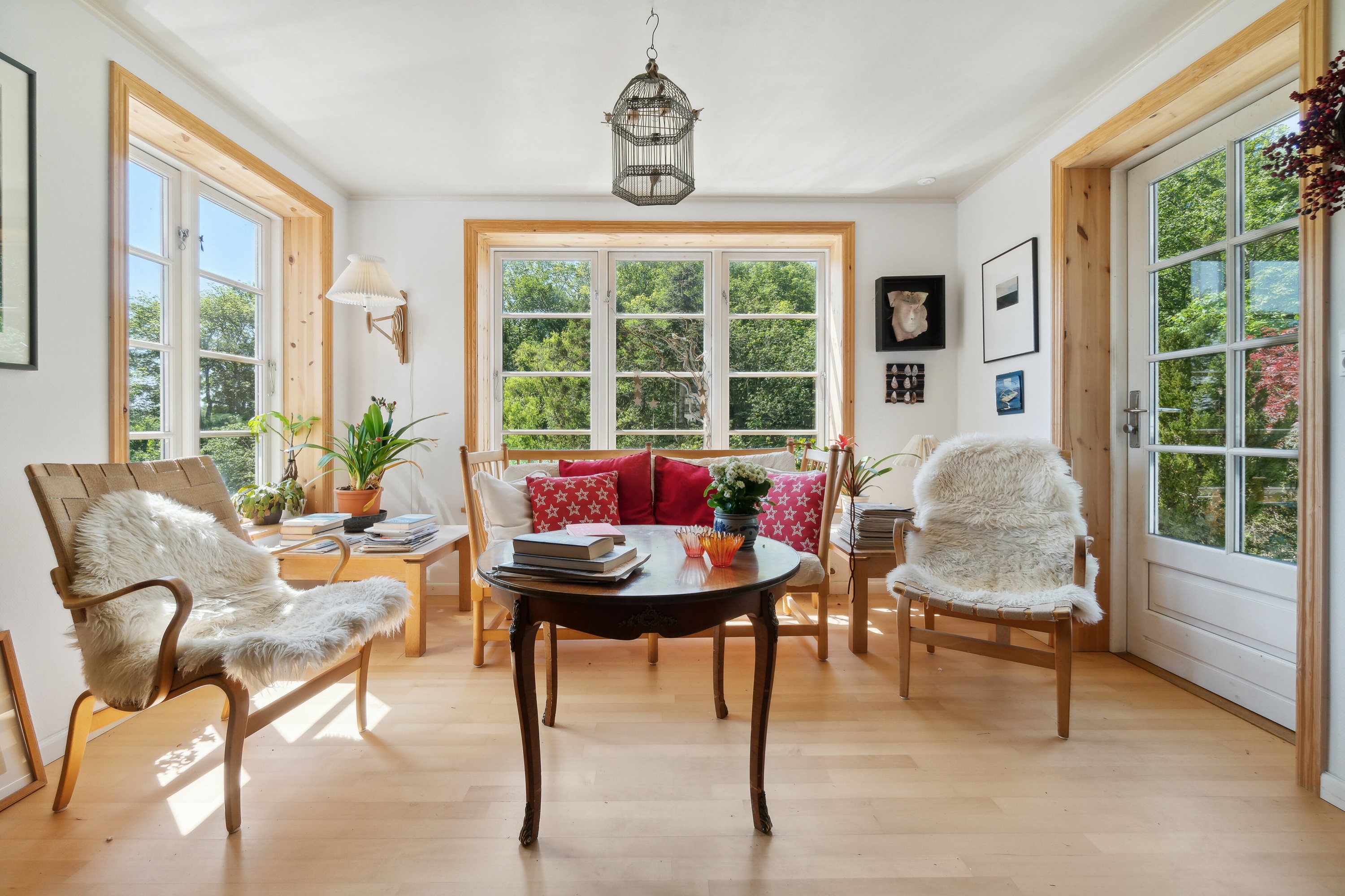 Fremhævet stue billede i fuldskærmstilstand. Billede af Kalbyvejen 30, 3720 Aakirkeby