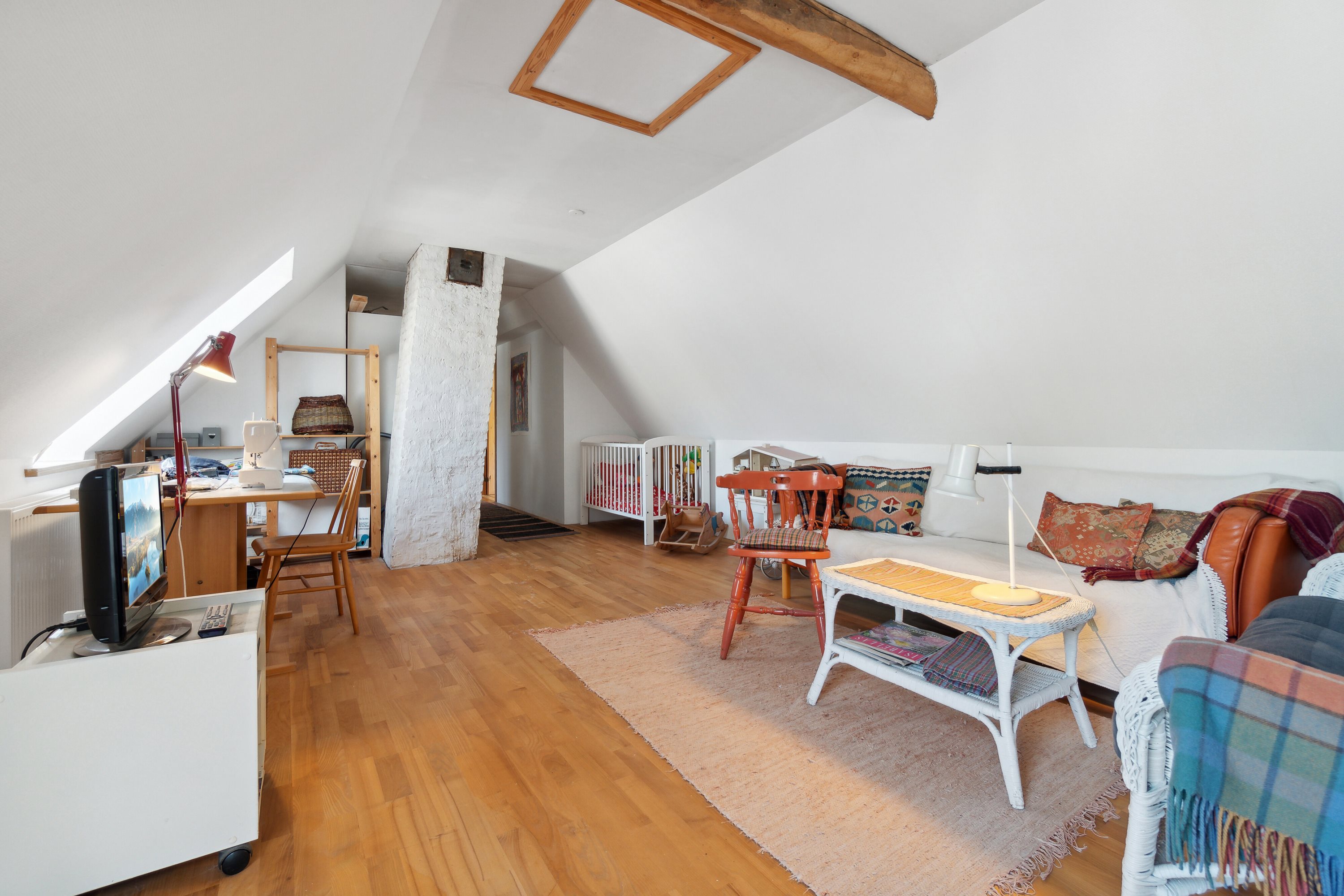 Fremhævet stue billede i fuldskærmstilstand. Billede af Kalbyvejen 30, 3720 Aakirkeby