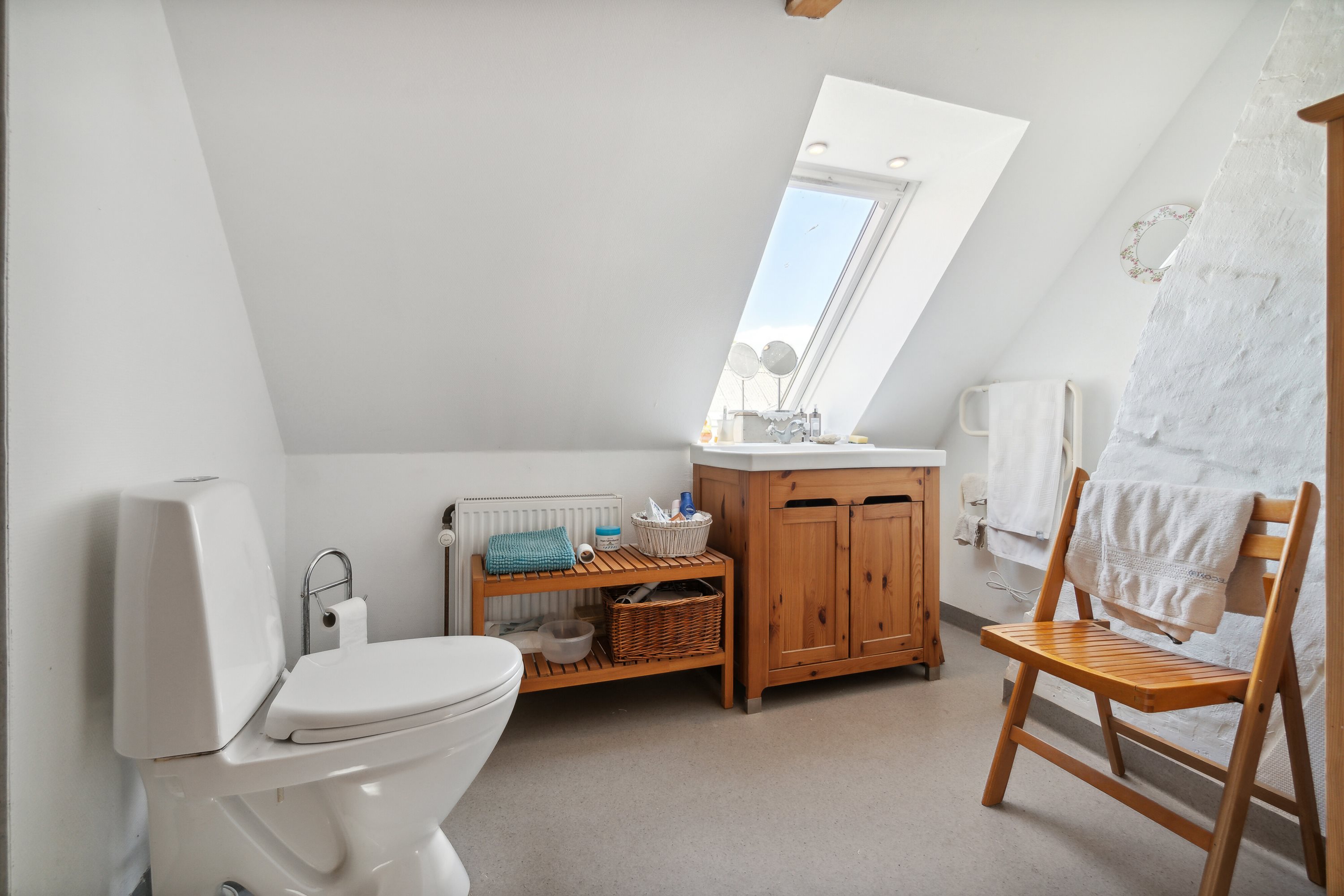 Fremhævet toilet billede i fuldskærmstilstand. Billede af Kalbyvejen 30, 3720 Aakirkeby