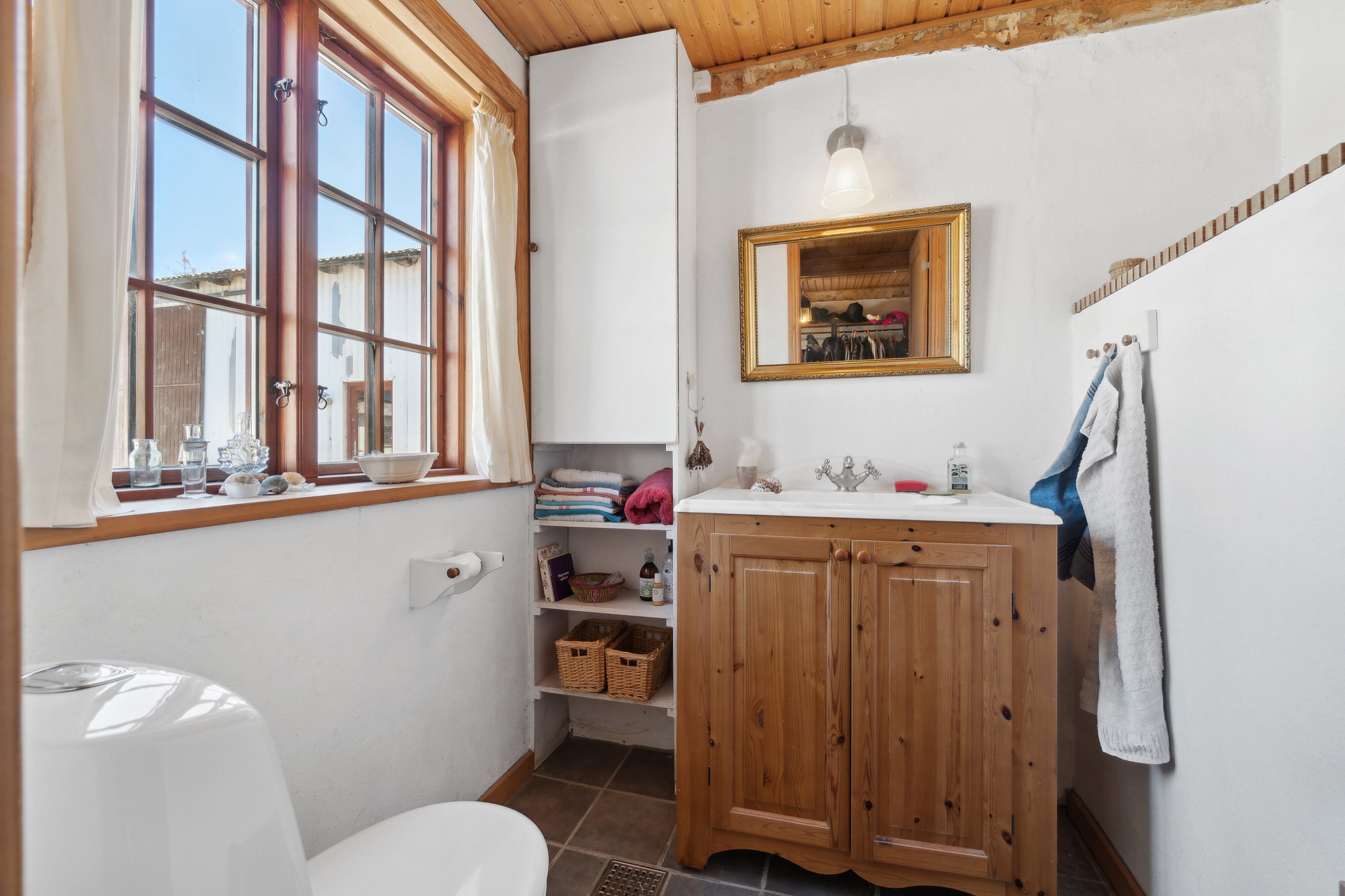 Fremhævet toilet billede i fuldskærmstilstand. Billede af Kalbyvejen 30, 3720 Aakirkeby