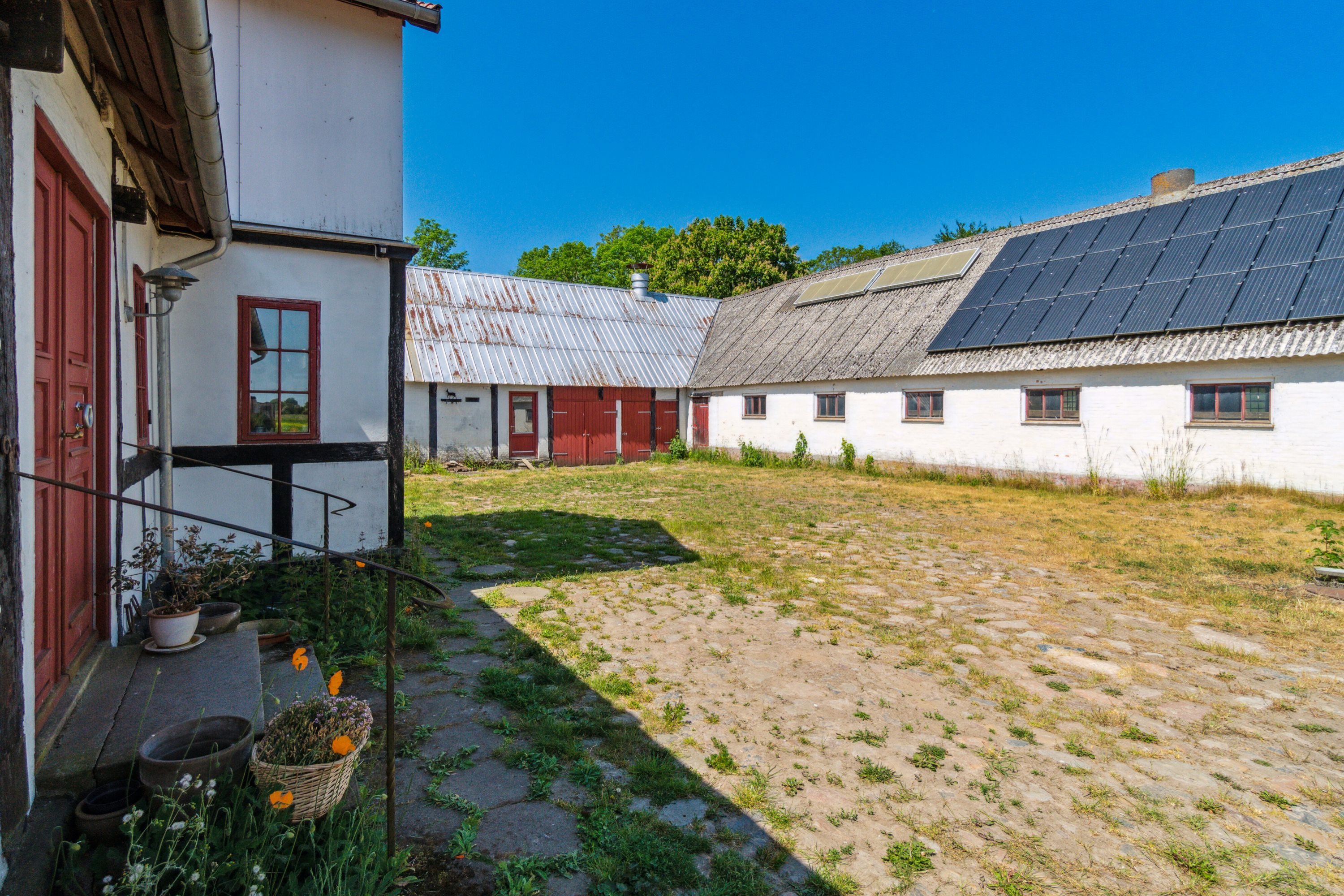 Fremhævet gårdsplads billede i fuldskærmstilstand. Billede af Kalbyvejen 30, 3720 Aakirkeby