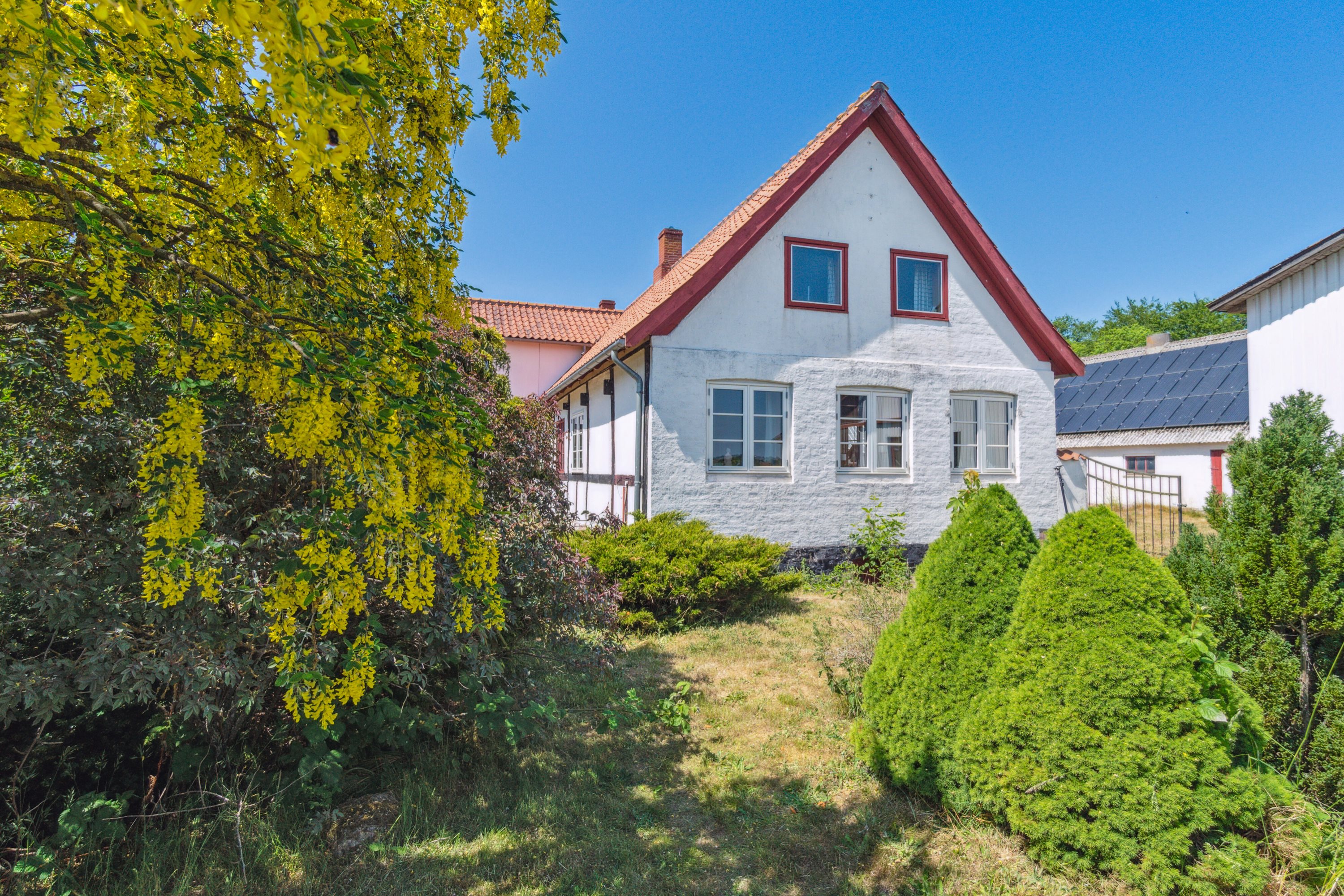 Fremhævet set fra haven billede i fuldskærmstilstand. Billede af Kalbyvejen 30, 3720 Aakirkeby