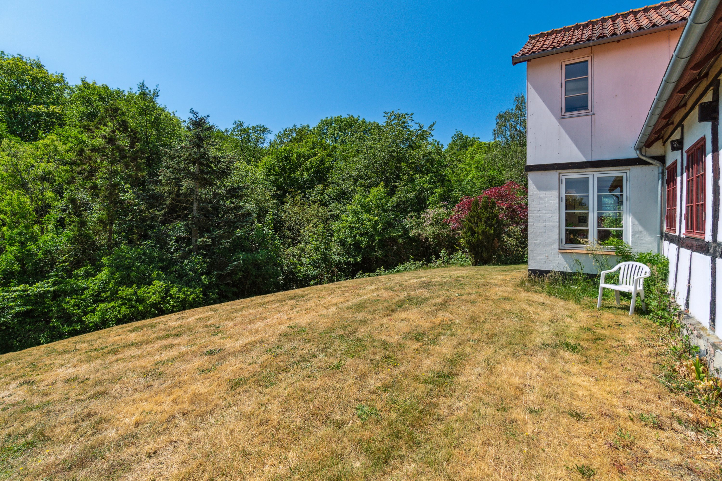 Fremhævet set fra haven billede i fuldskærmstilstand. Billede af Kalbyvejen 30, 3720 Aakirkeby