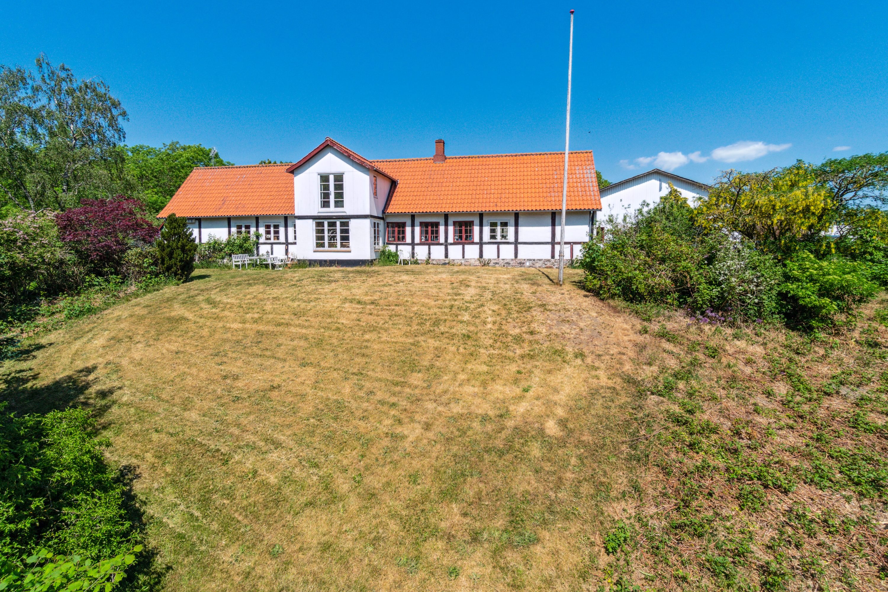 Fremhævet set fra haven billede i fuldskærmstilstand. Billede af Kalbyvejen 30, 3720 Aakirkeby